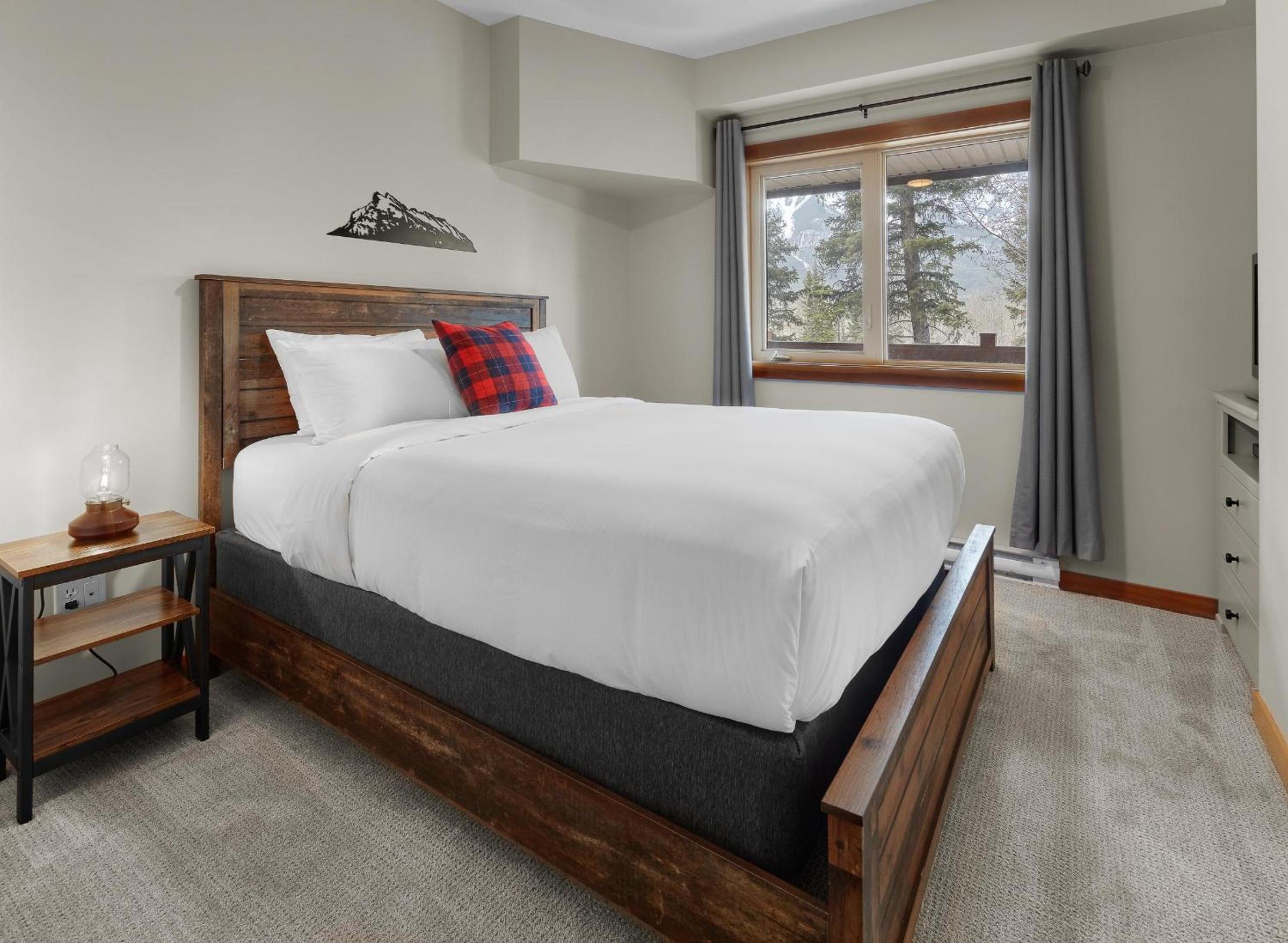 Newly Renovated Grizzly Lodge, Spacious 3BR 2BA with open pool, hot tub