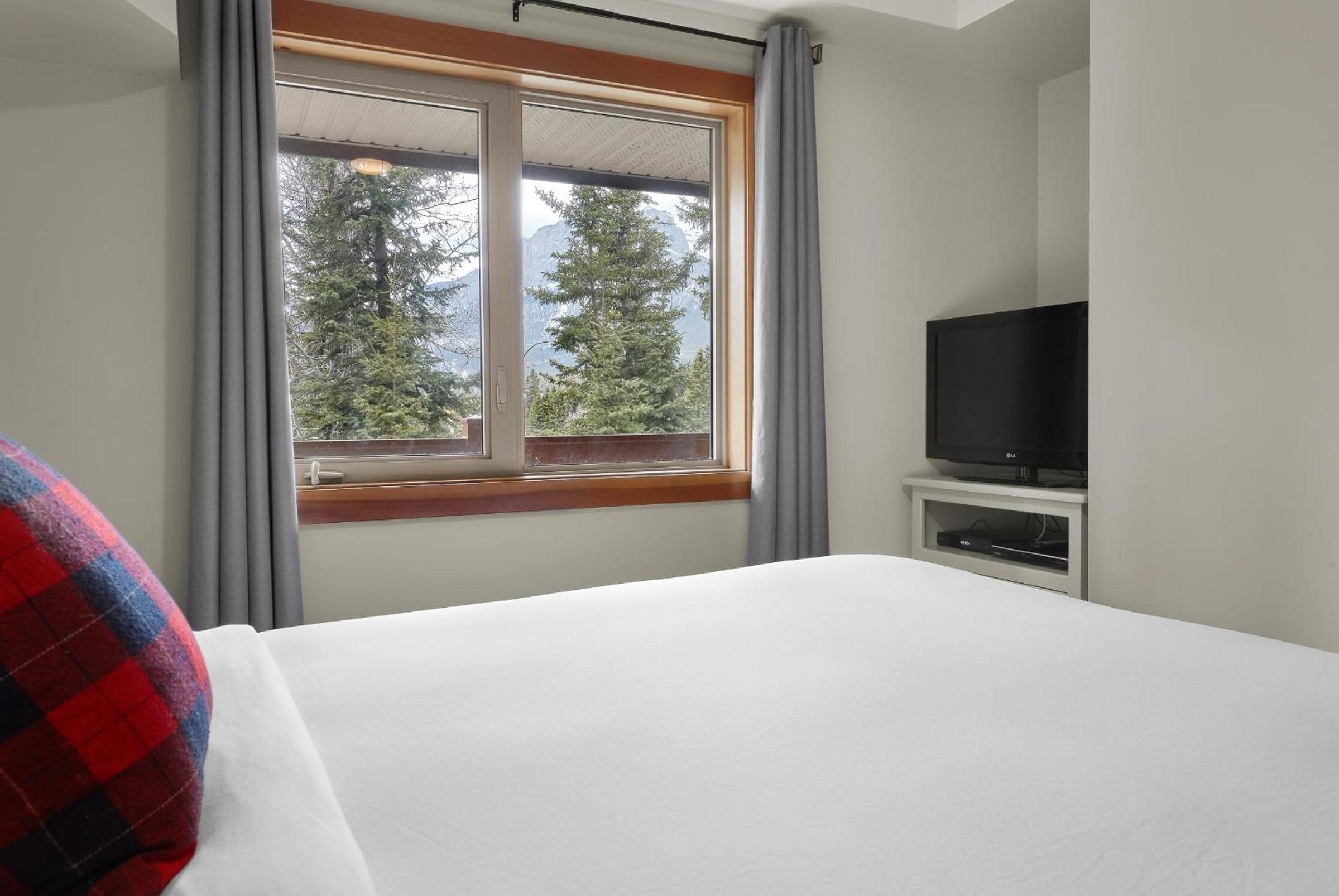 Newly Renovated Grizzly Lodge, Spacious 3BR 2BA with open pool, hot tub