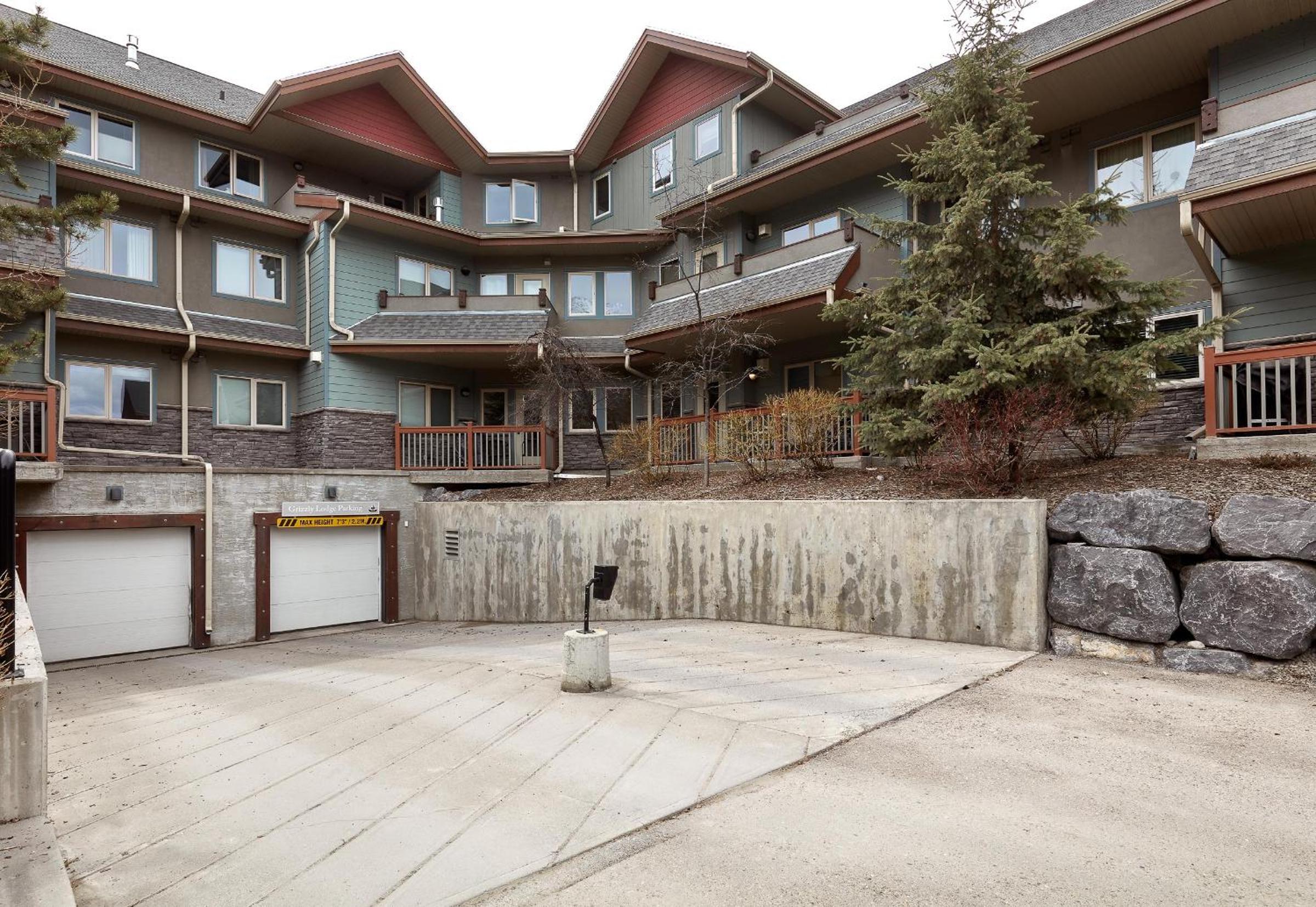 Newly Renovated Grizzly Lodge, Spacious 3BR 2BA with open pool, hot tub