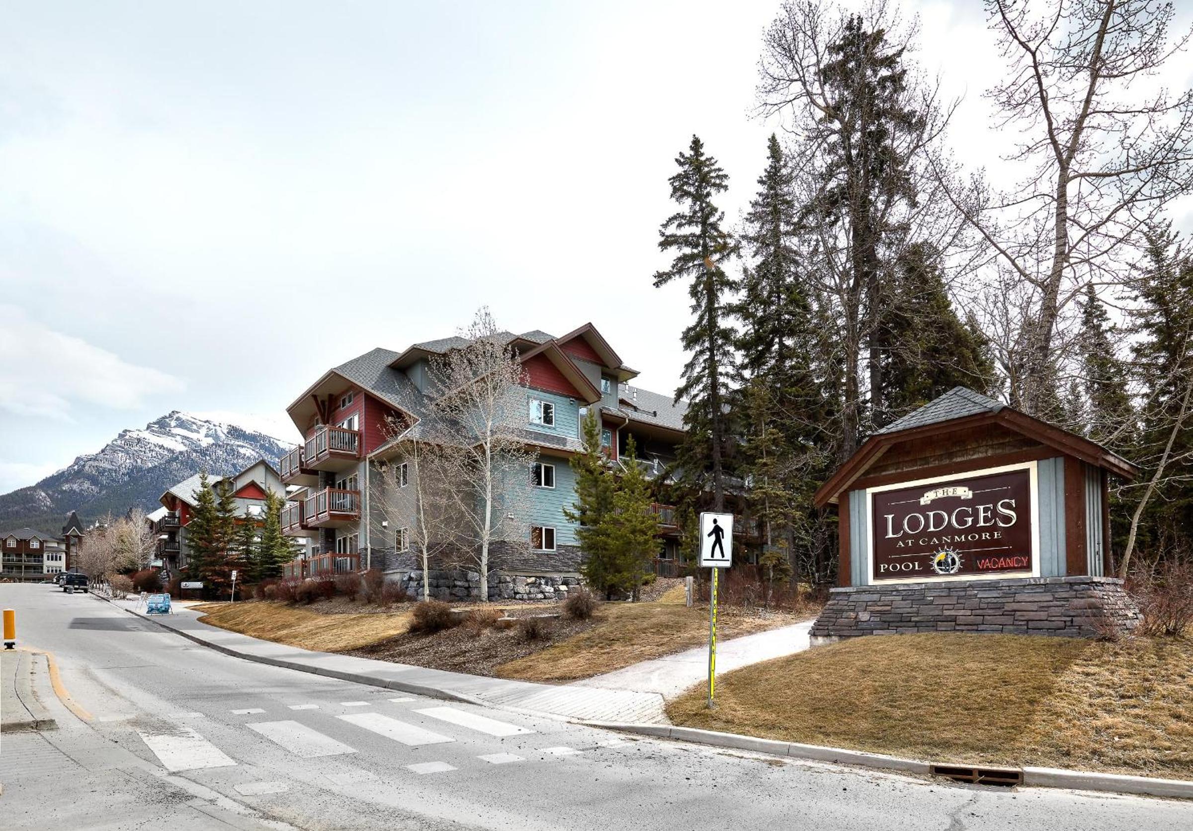 Newly Renovated Grizzly Lodge, Spacious 3BR 2BA with open pool, hot tub