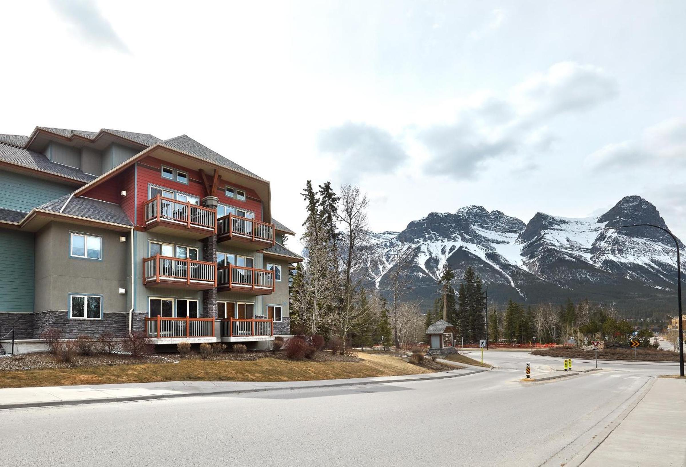 Newly Renovated Grizzly Lodge, Spacious 3BR 2BA with open pool, hot tub