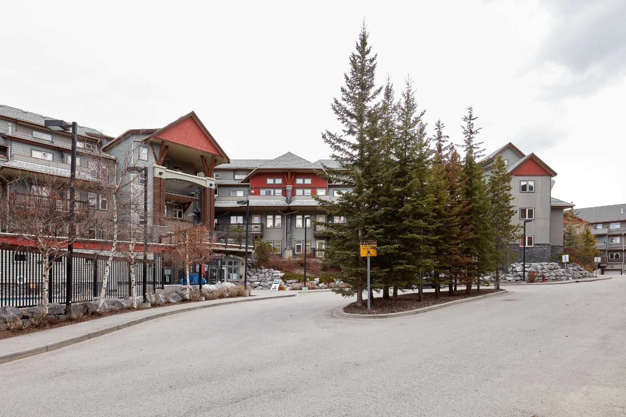 Newly Renovated Grizzly Lodge, Spacious 3BR 2BA with open pool, hot tub