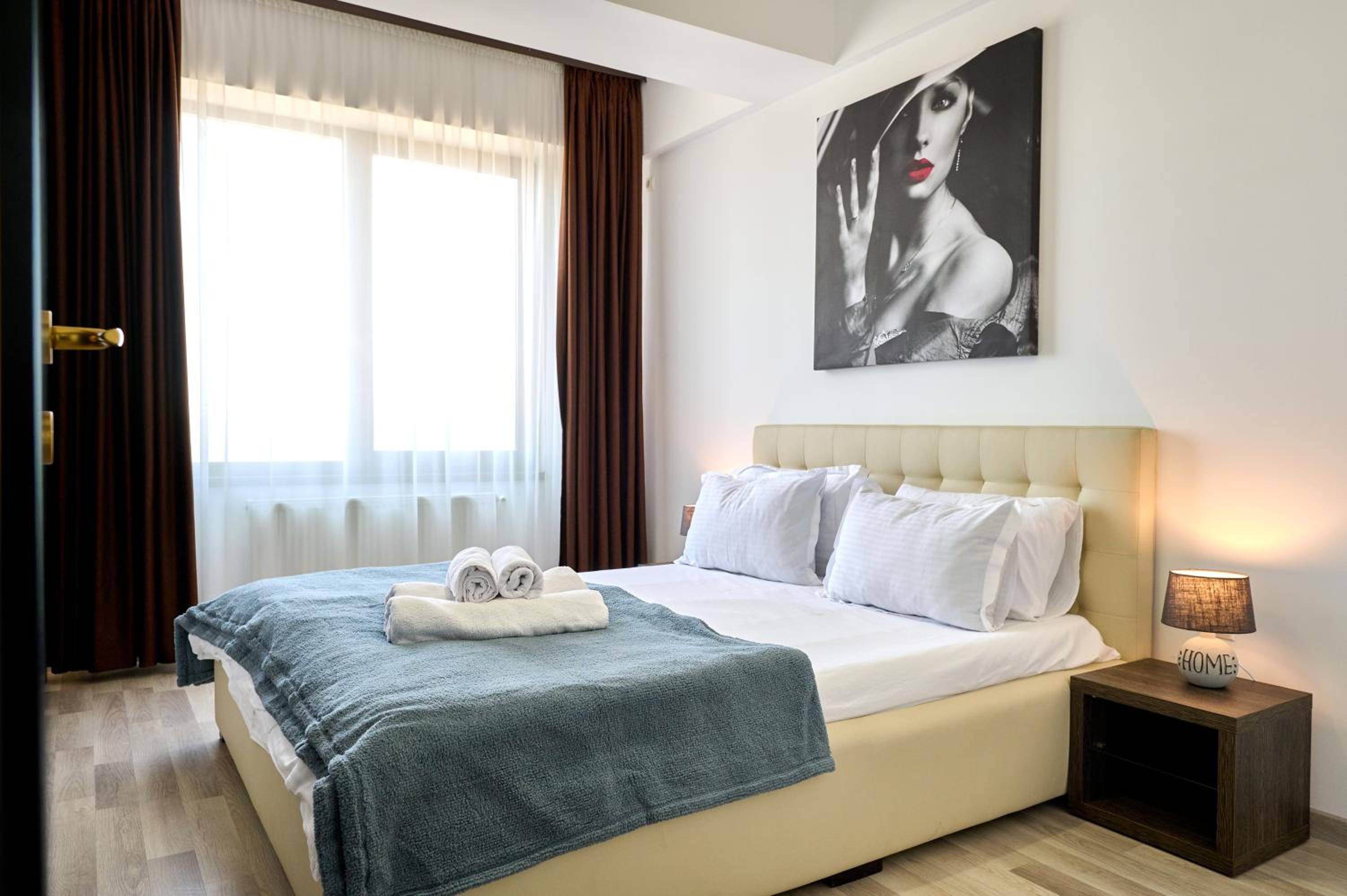 La Vida Loca Apartment Summerland view 5
