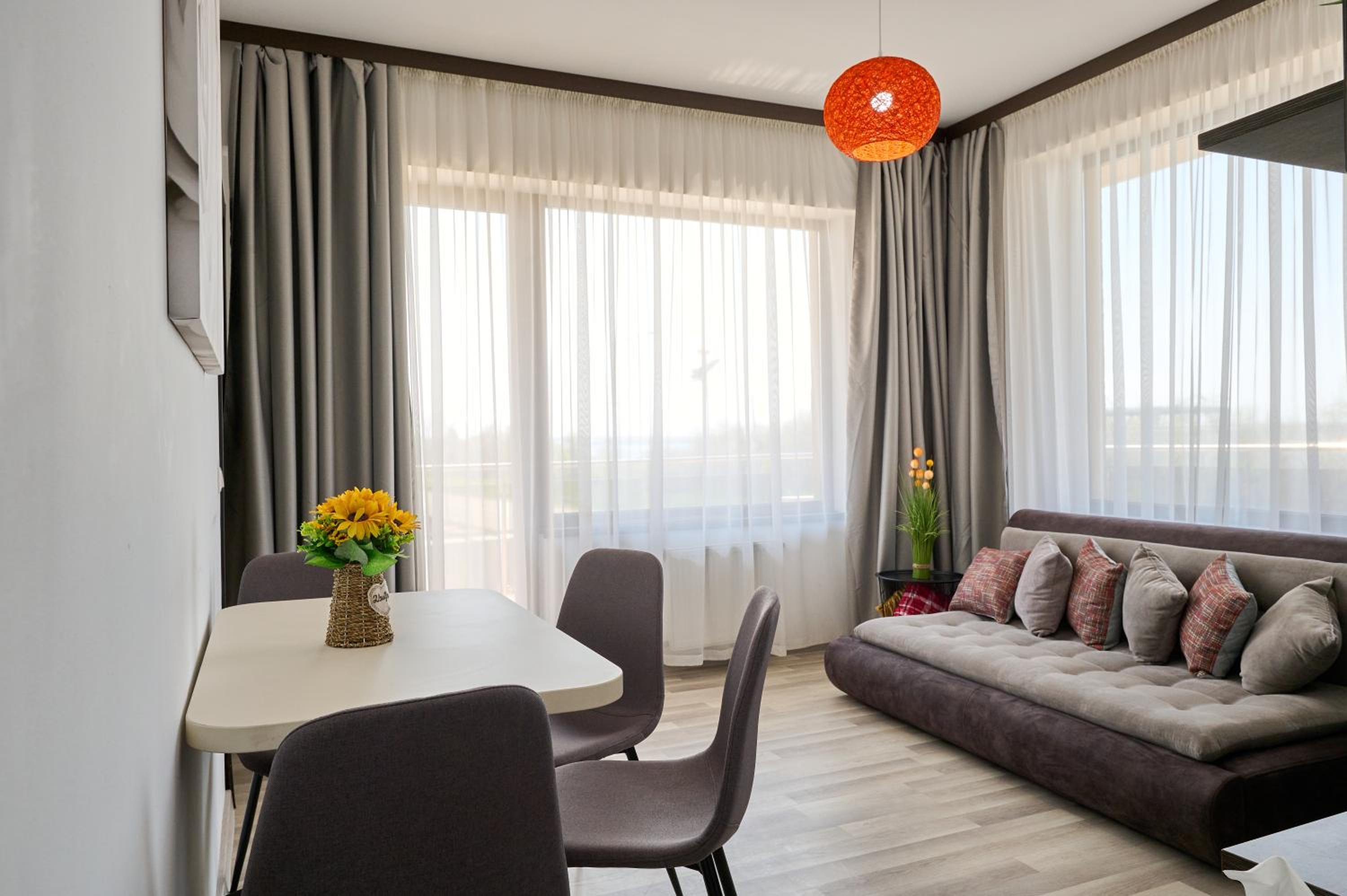 La Vida Loca Apartment Summerland view 3