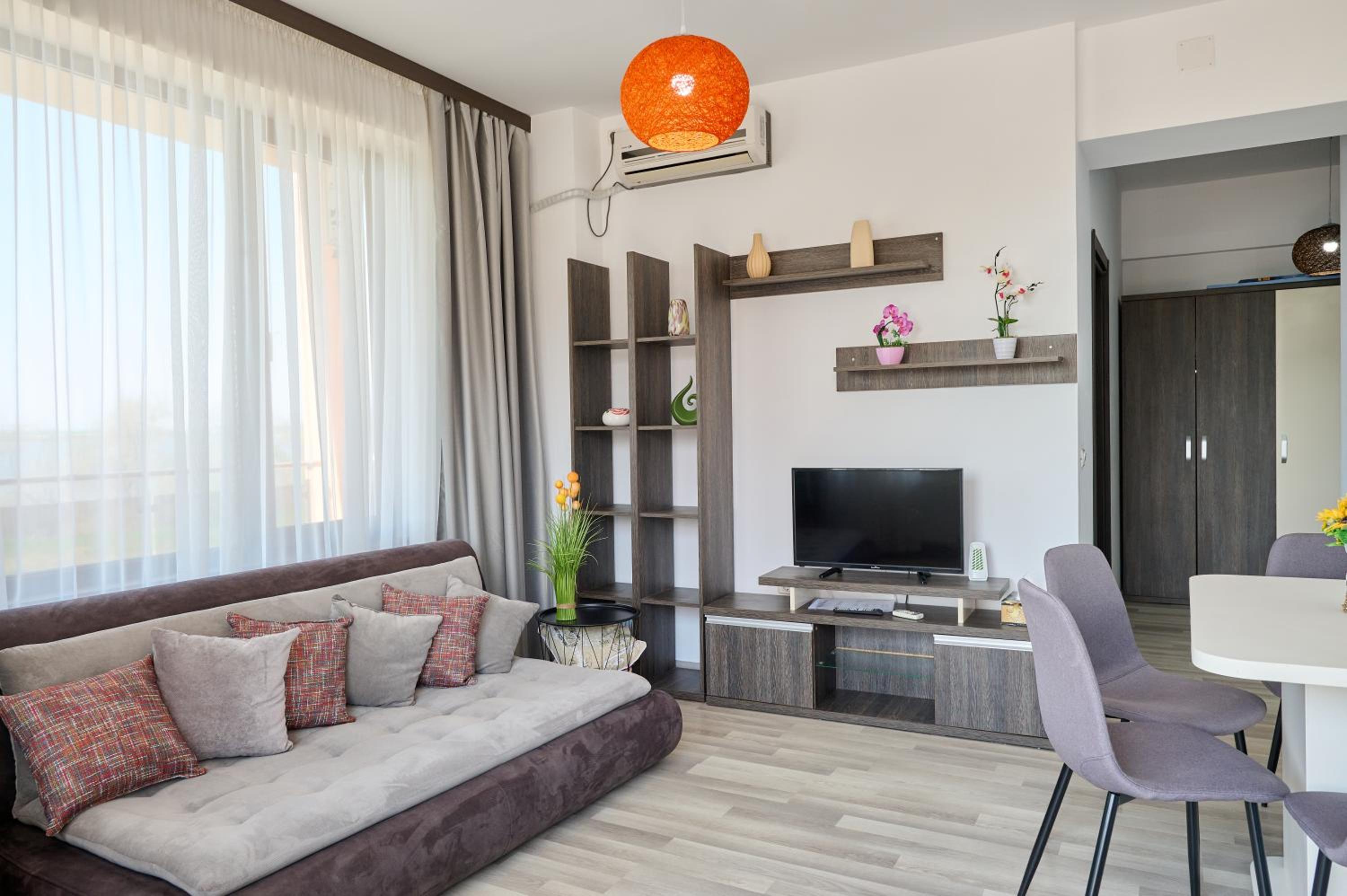 La Vida Loca Apartment Summerland view 2