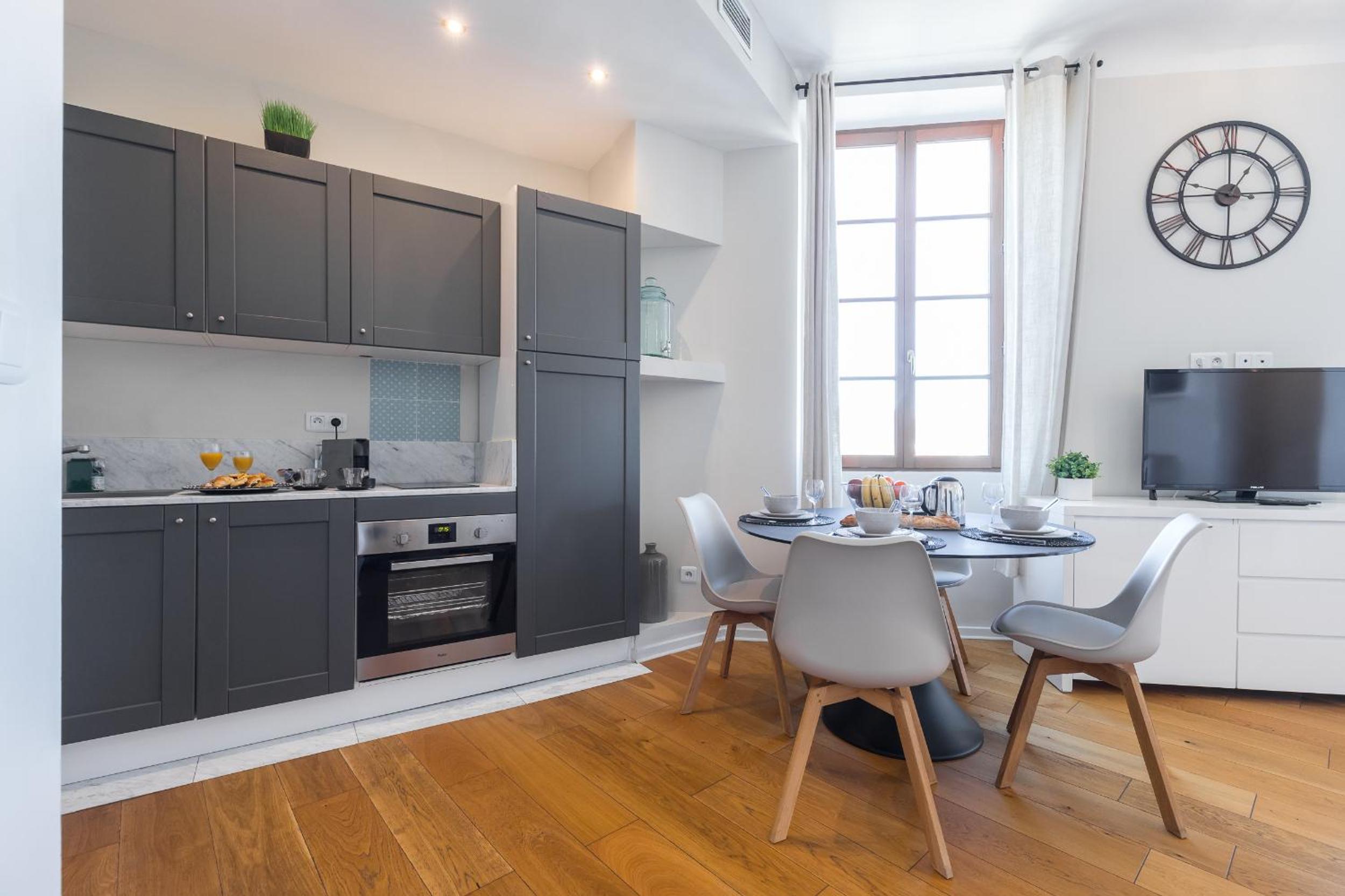 Gorgeous 1 Bdr with gardens view in the Old Town photo 2