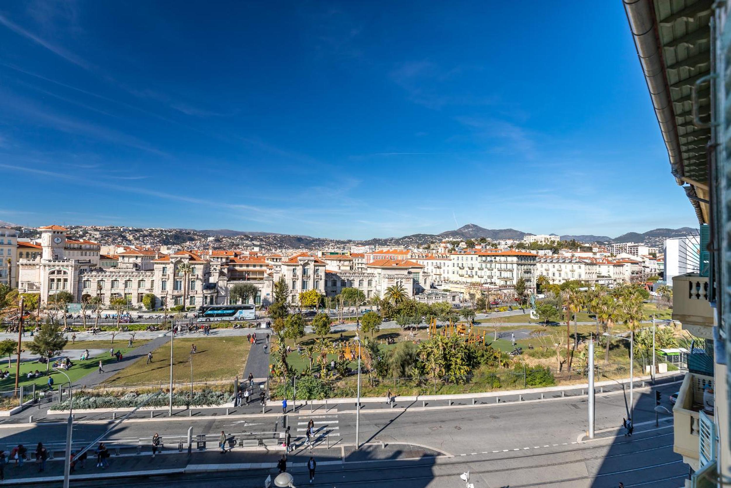 Gorgeous 1 Bdr with gardens view in the Old Town photo 3