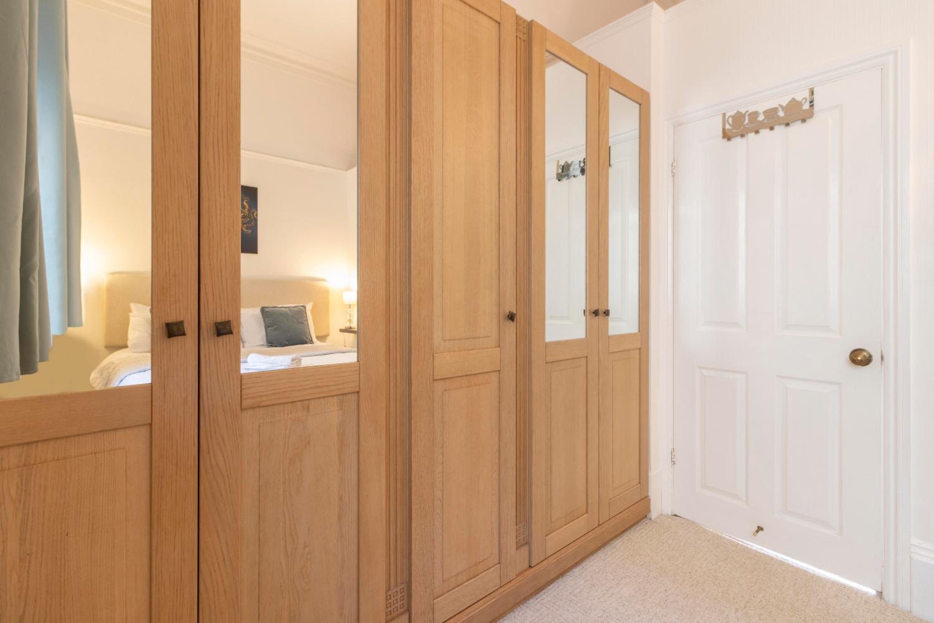 **Sunny and Bright, Thatchers Rock One bed beach front apartment*** view 2