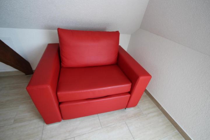 Dulliken 1 Schlafzimmer, Wohnzimmer, Küche mit Geschirr komplett, Bad