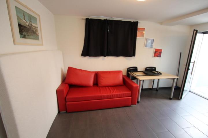 Dulliken 1 Schlafzimmer, Wohnzimmer, Küche mit Geschirr komplett, Bad