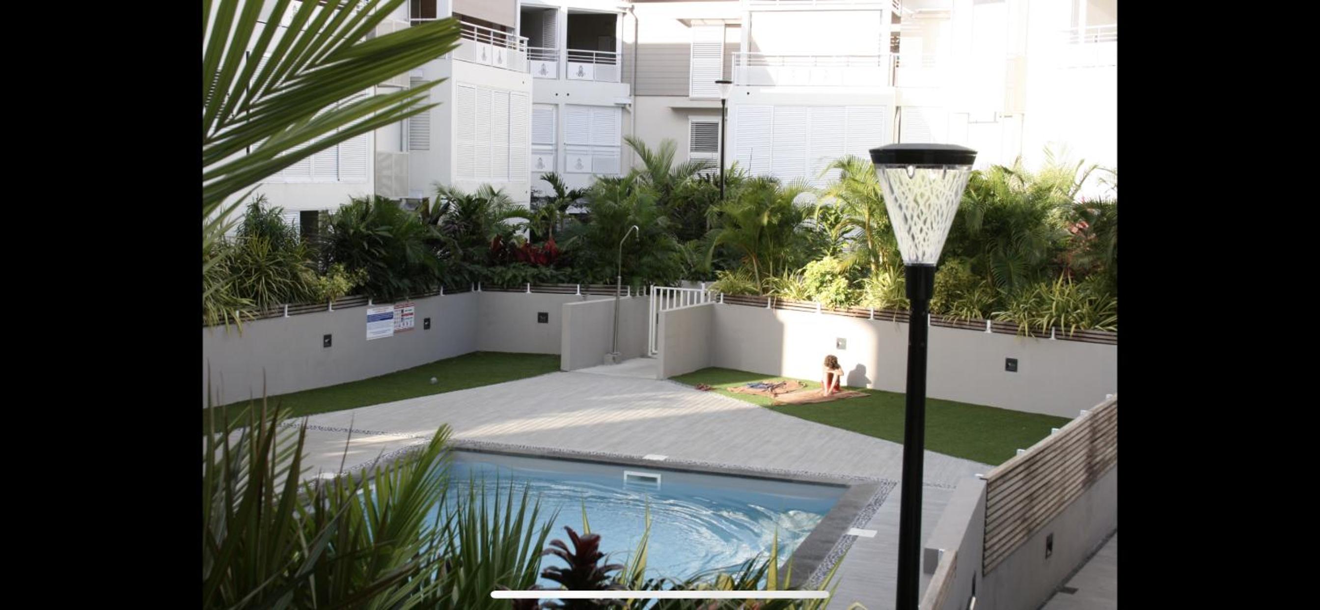 à deux pas du lagon bel appartement quartier très vivant à l'hermitage view 3