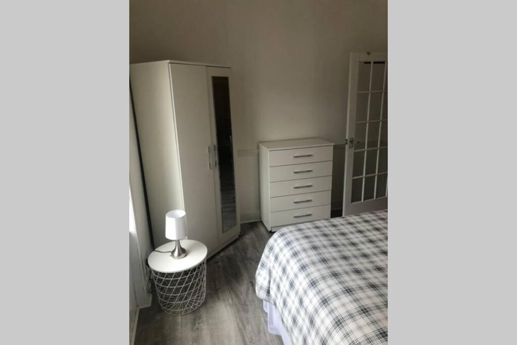 One bedroom Flat on the banks of Loch Lomond