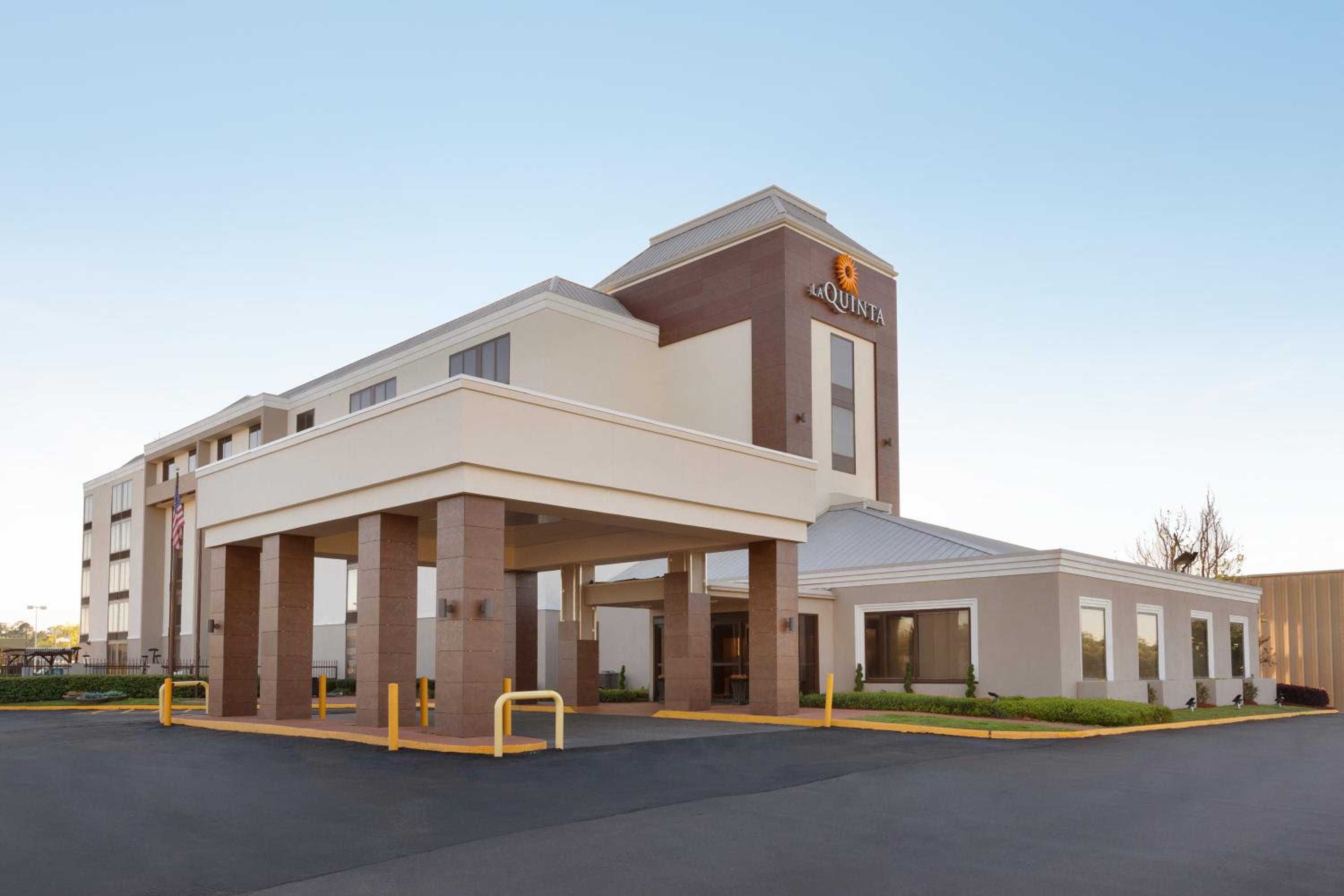 Hotel La Quinta inn & suites by Wyndham Dothan - Image 1