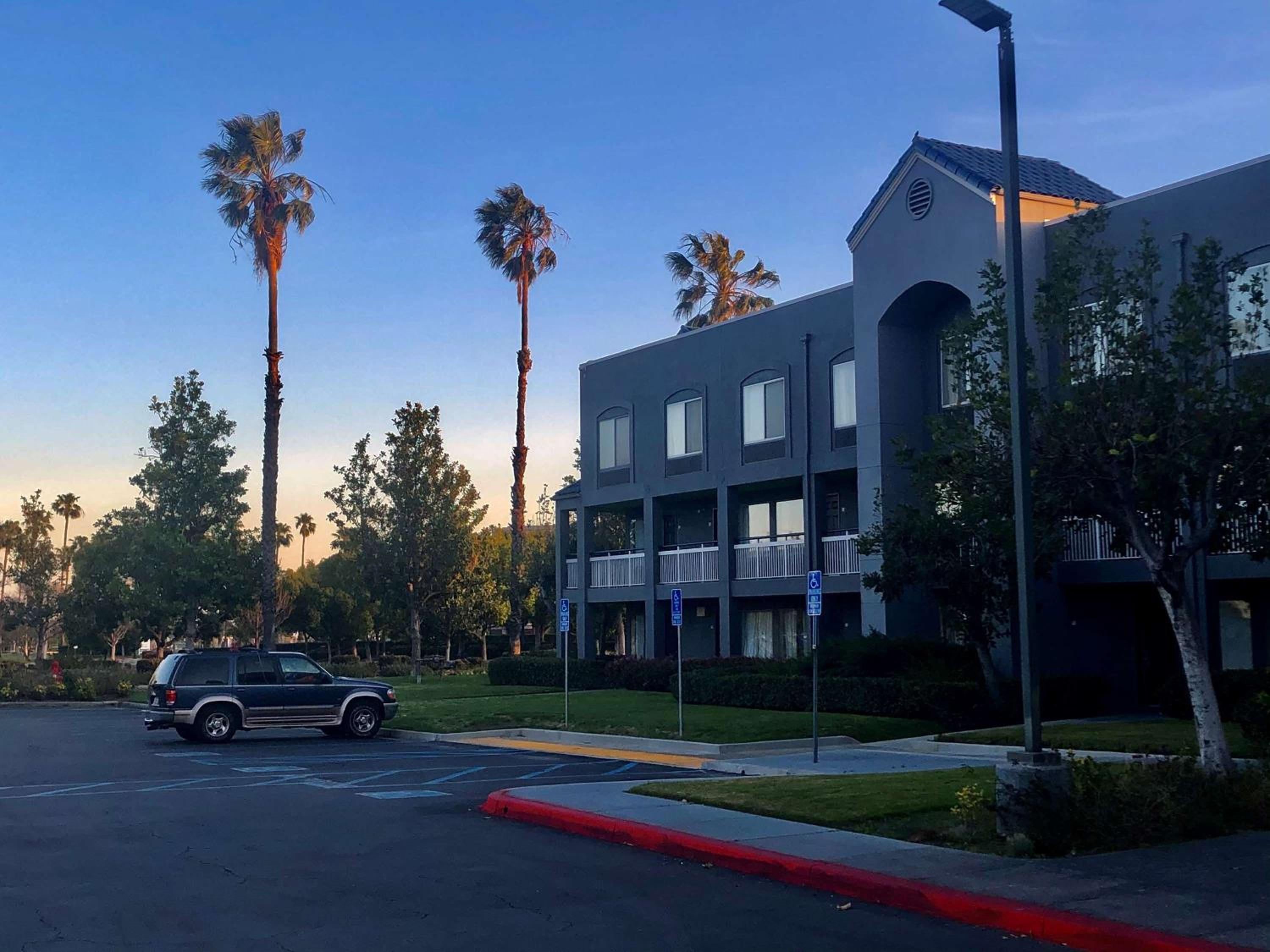 Hotel SureStay Hotel by Best Western Ontario Airport - Image 1