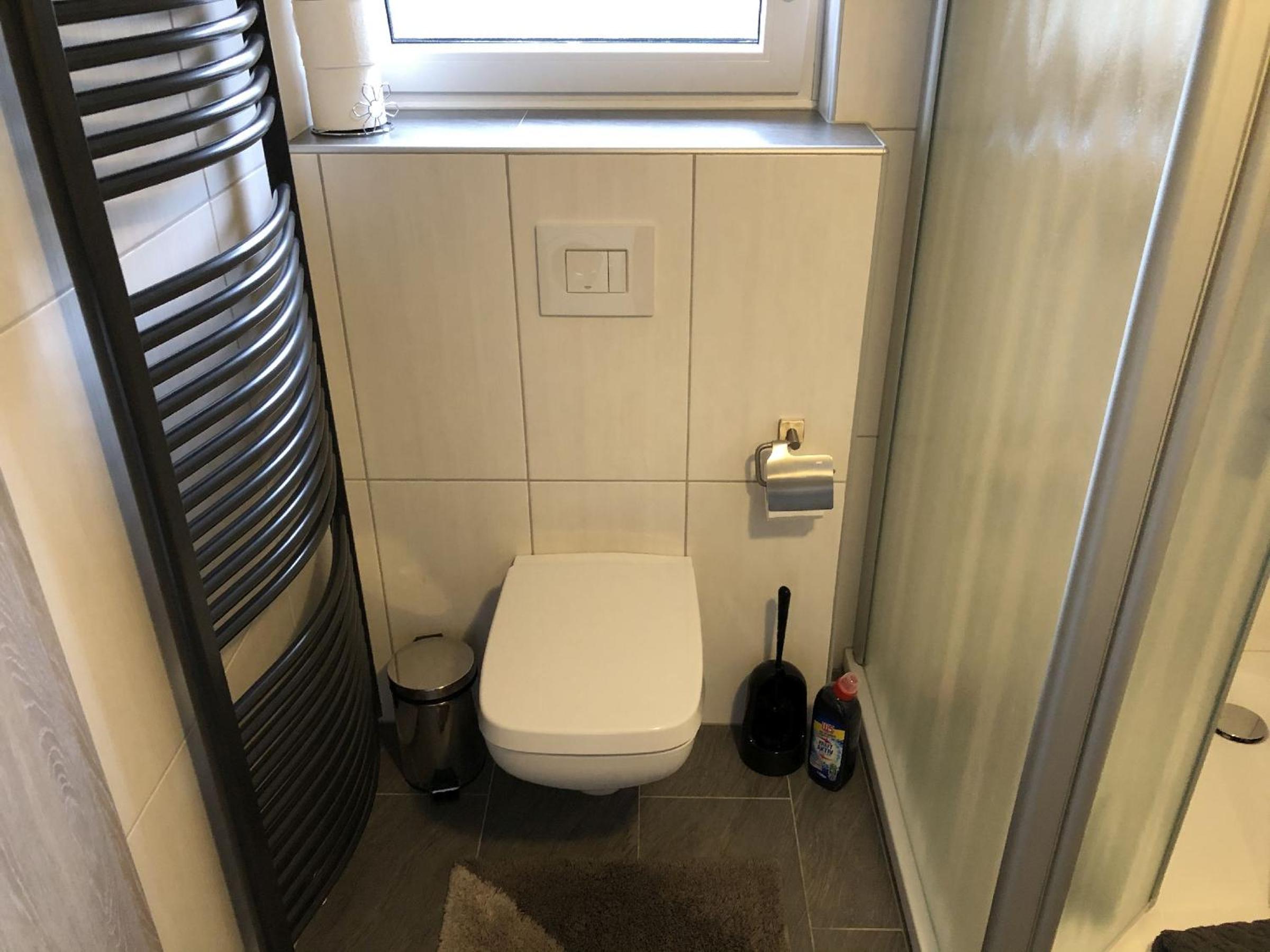 Ferienwohnung Wiesenblick en Plettenberg — bathroom