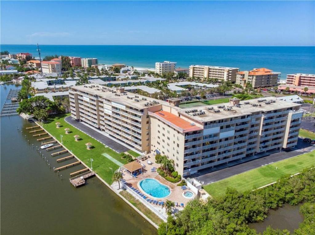 Hotel Bayshore Yatch Tennis Condo 2br 3 Beds On 2nd Floor, Beautiful Beach Walking Distance