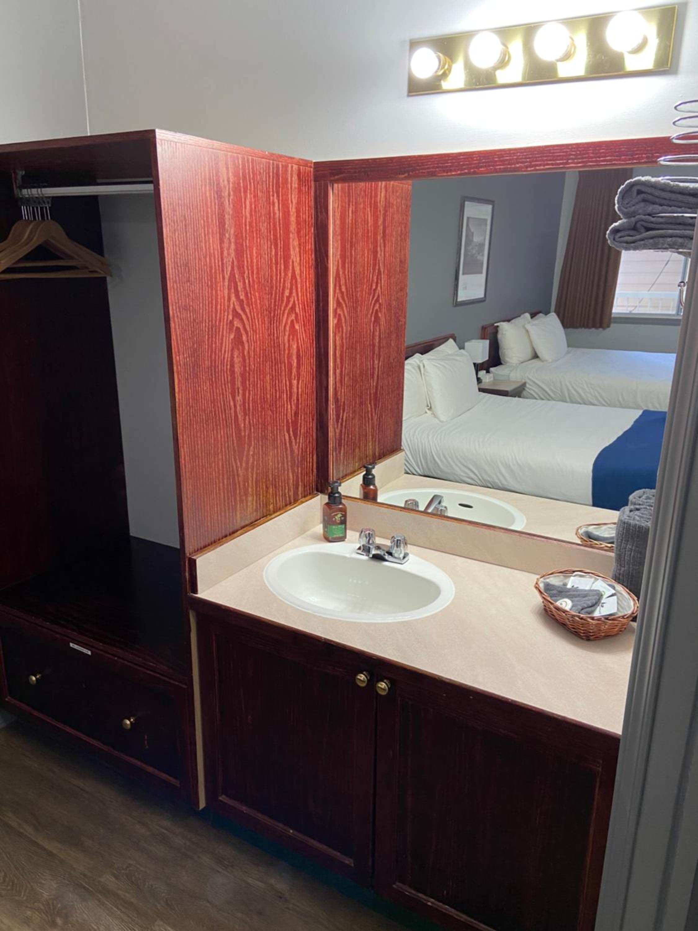 Monashee Lodge