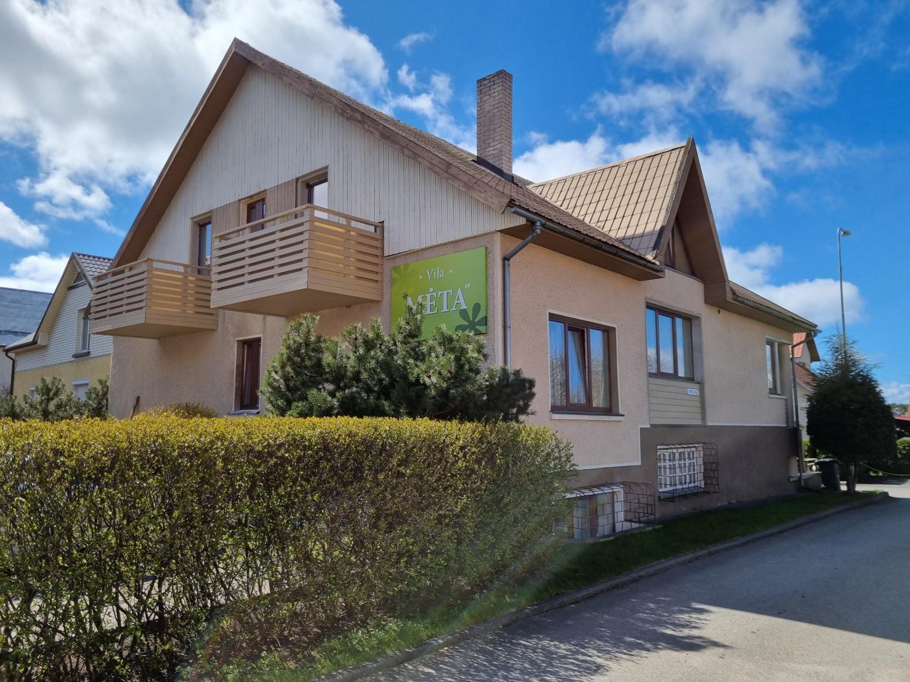 Livingpalanga Meta su balkonu