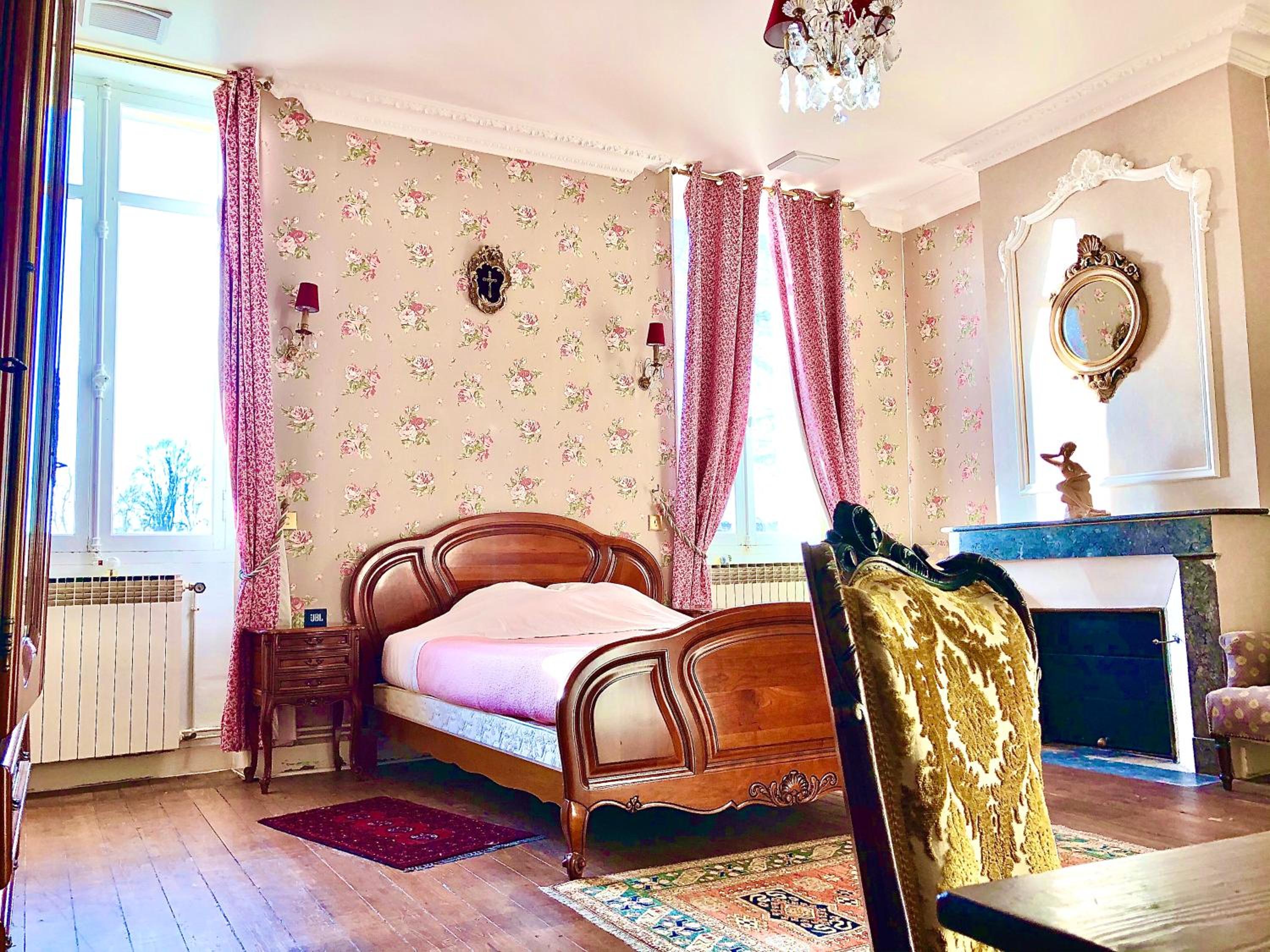 Chateau Gunes (Guges)