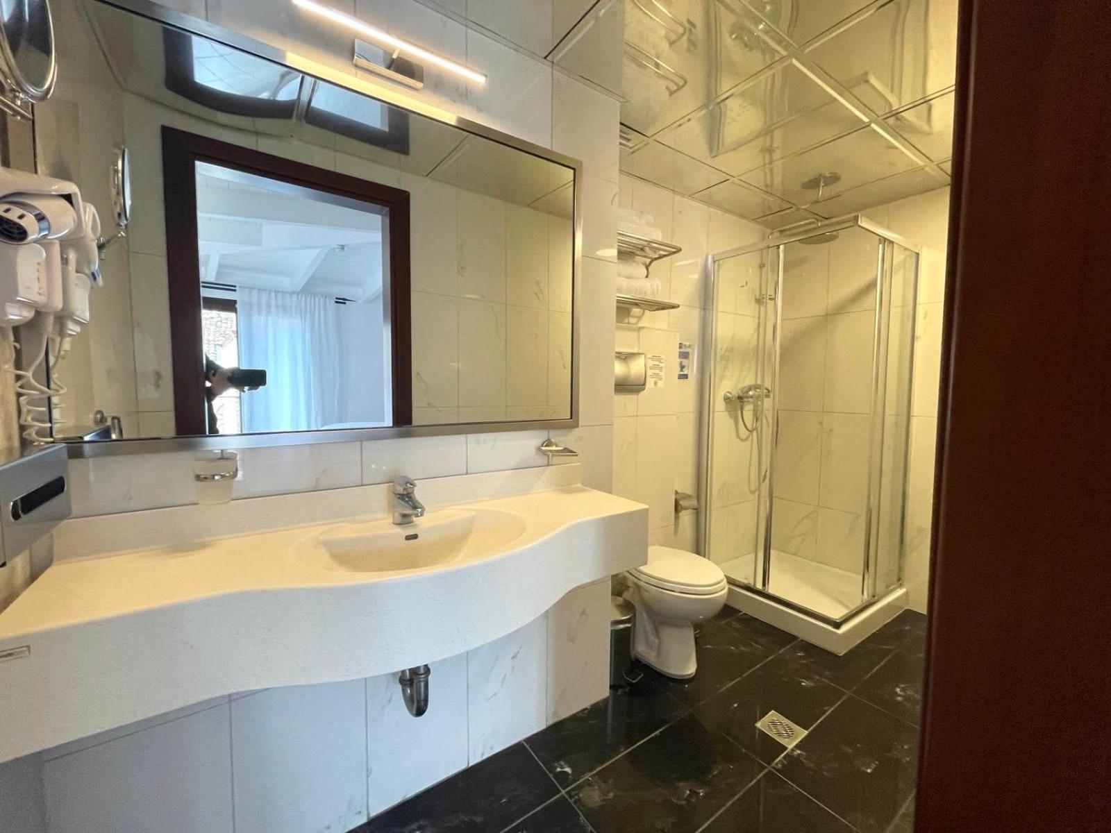 Hotel Acropol en Parga — bathroom