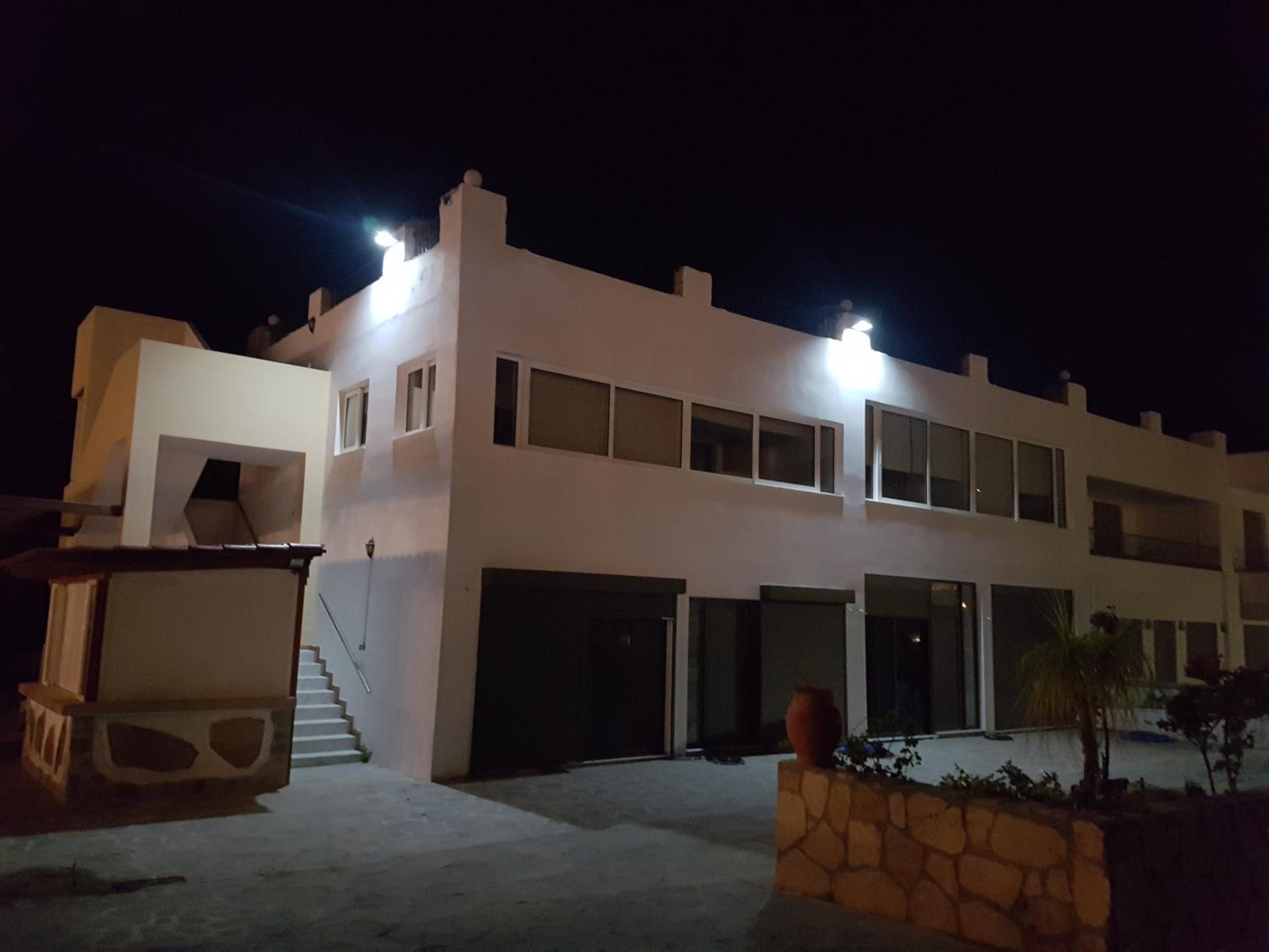 Hotel Courtyard Studios - Image 1