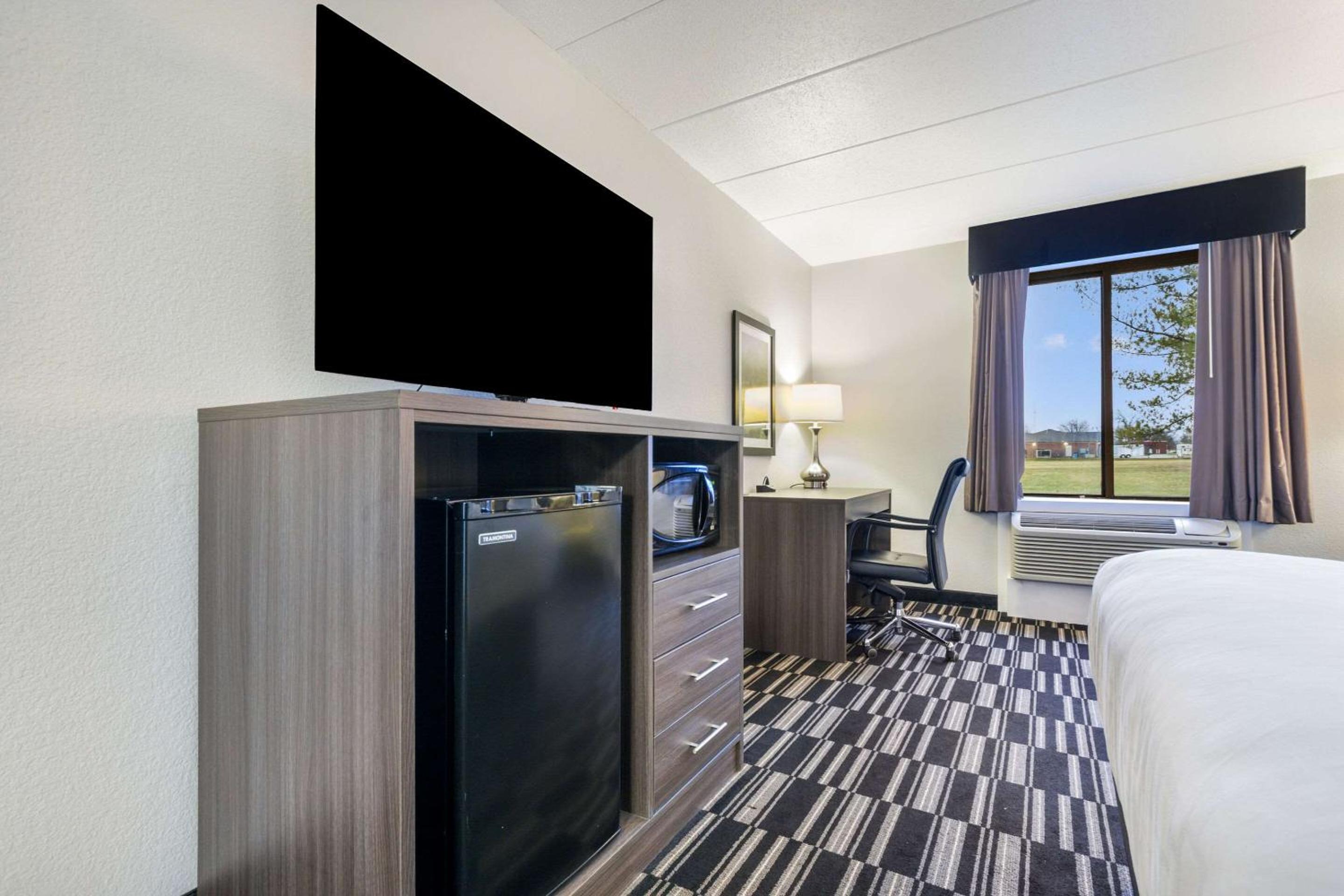 Clarion Pointe Richmond North near University view 5