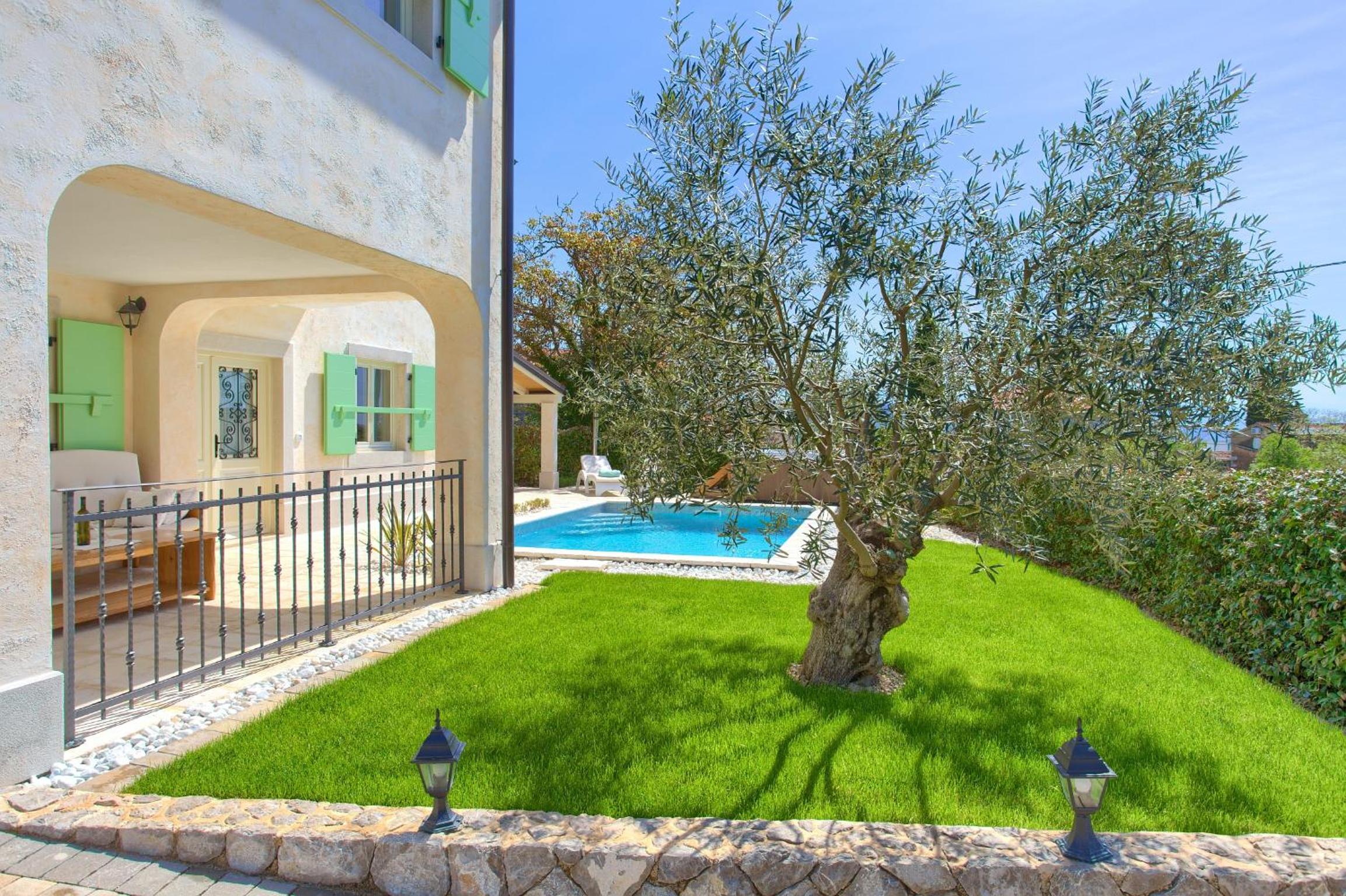 Villa Luca with pool and jacuzzi view 4
