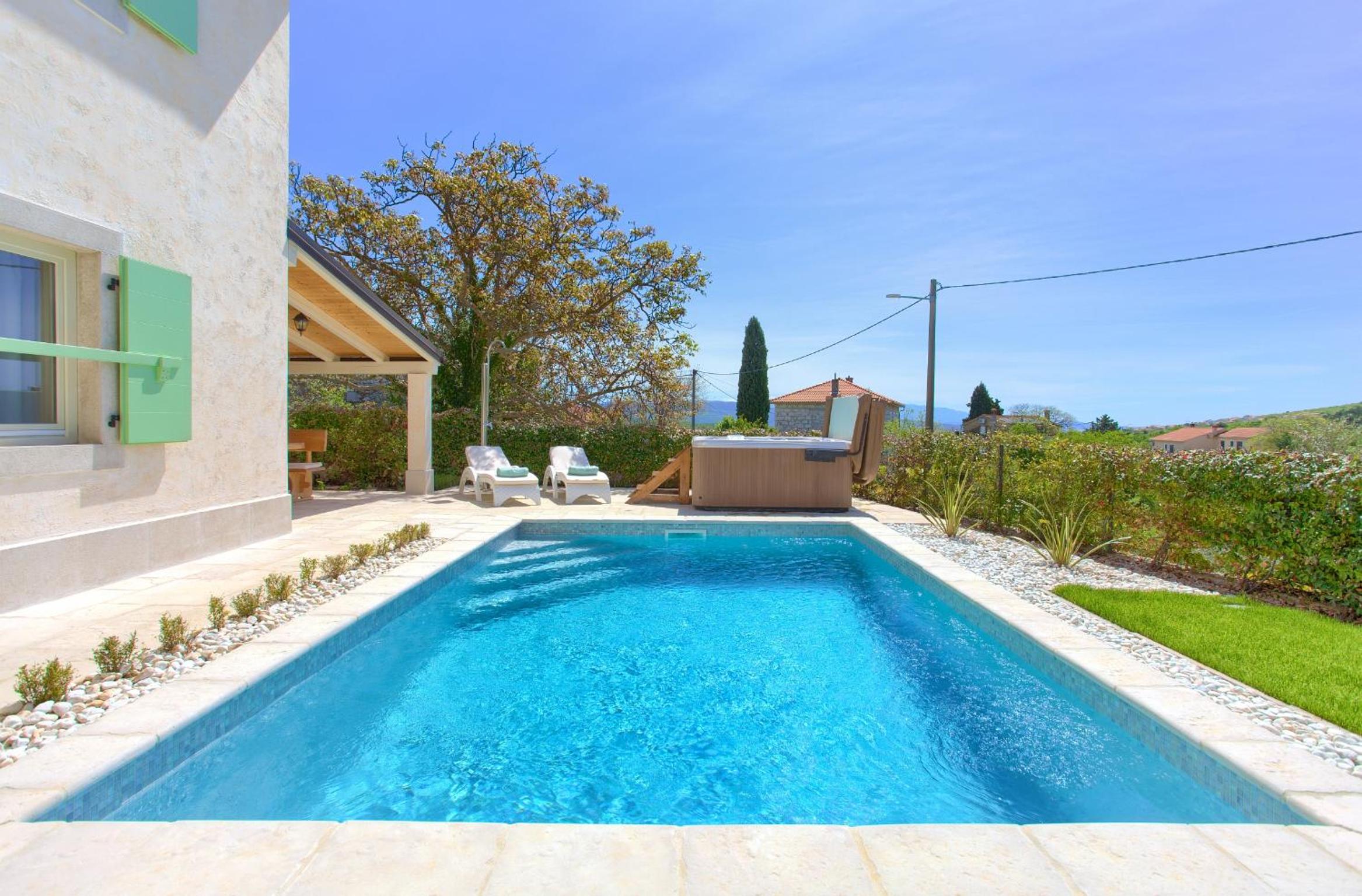 Villa Luca with pool and jacuzzi view 2
