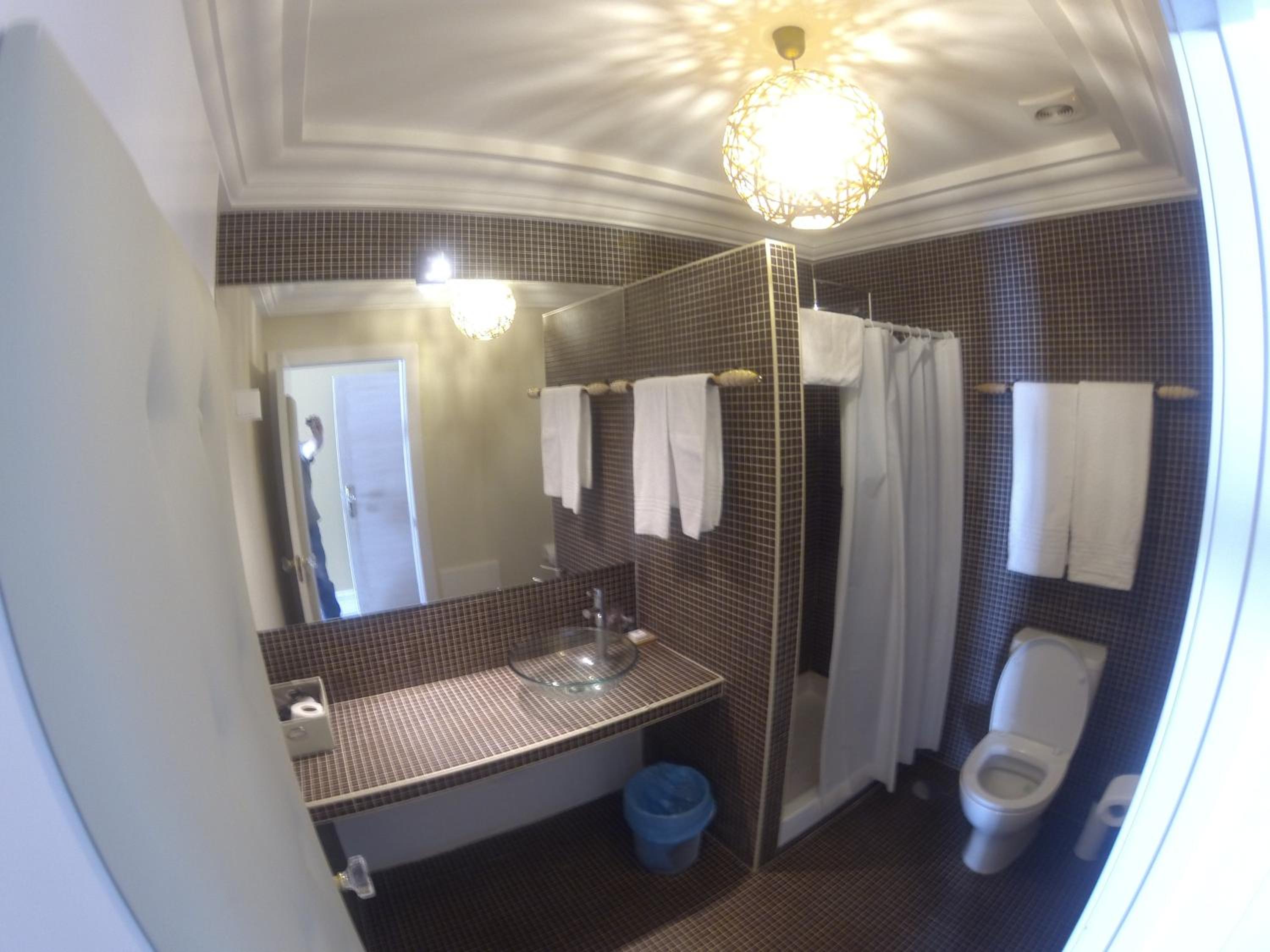 Inn Seventies en Lagos — bathroom