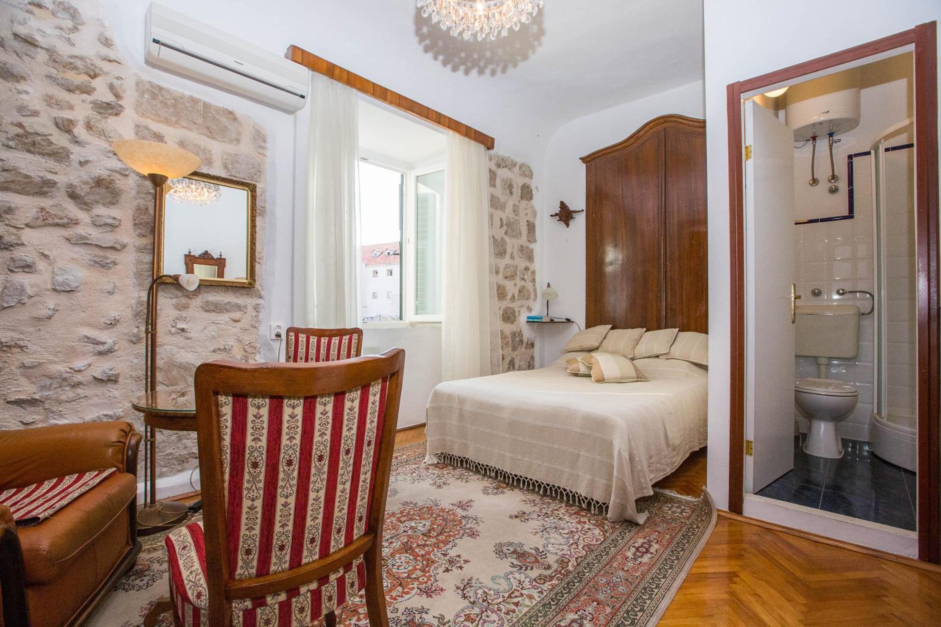 Room Mirella
