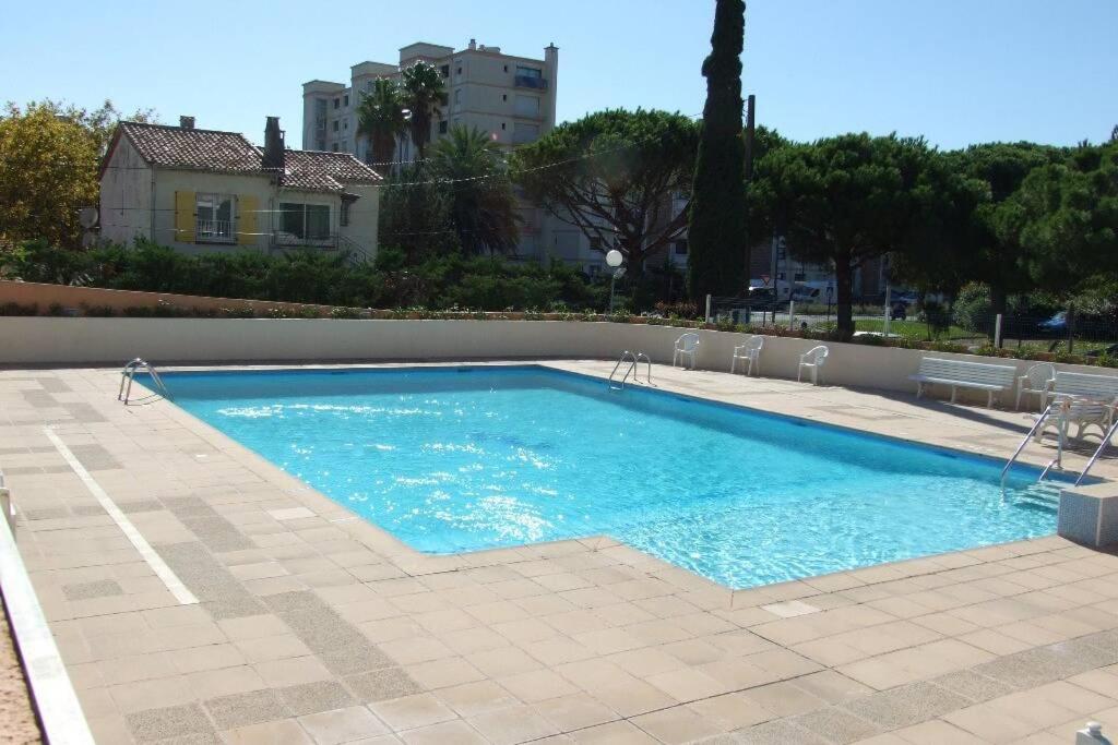 T2 climatisé à 5 minutes à pied de la plage avec parking, piscine et wifi