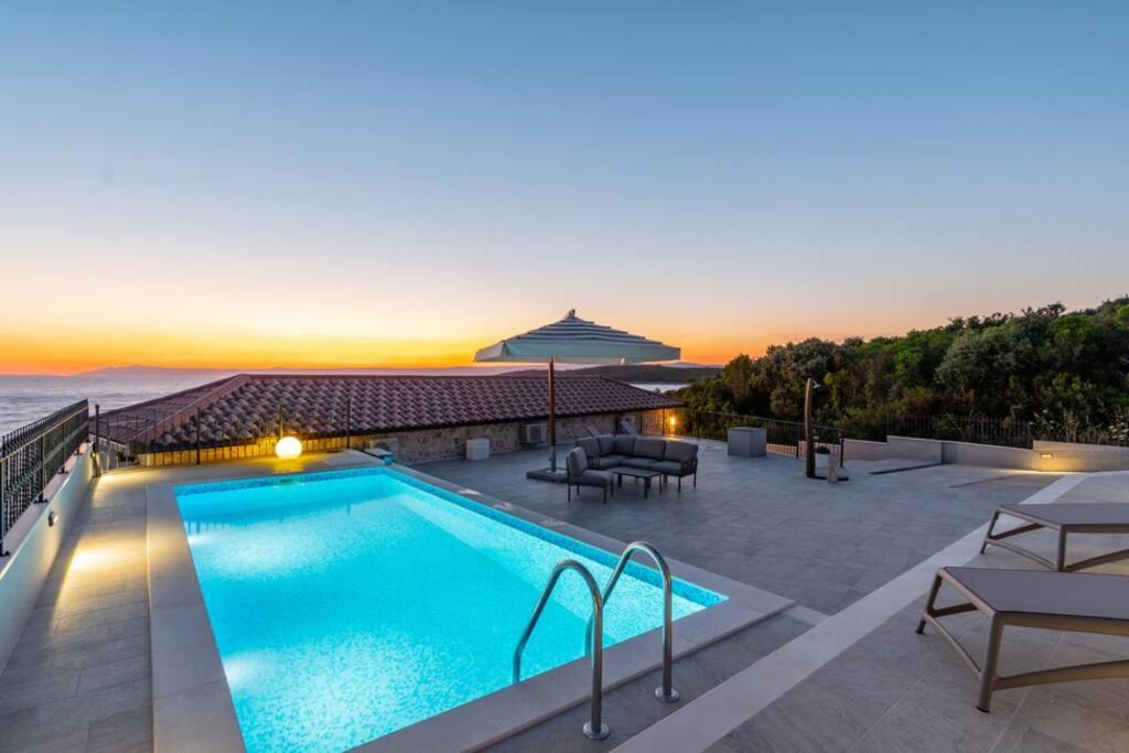 Sunset Paradise, getaway villa in private oasis view 2