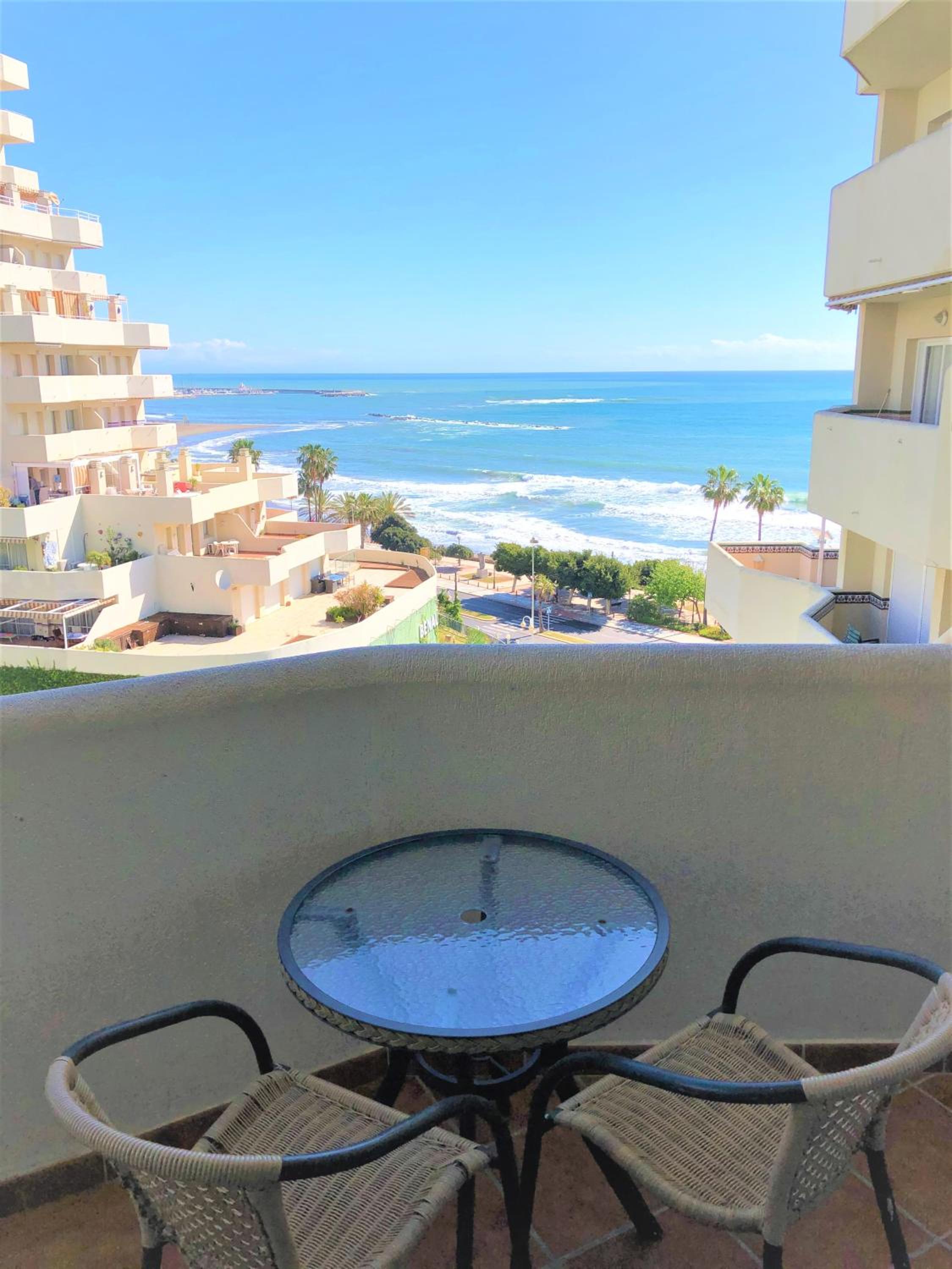 Precioso apartamento frente al mar Benalbeach view 2