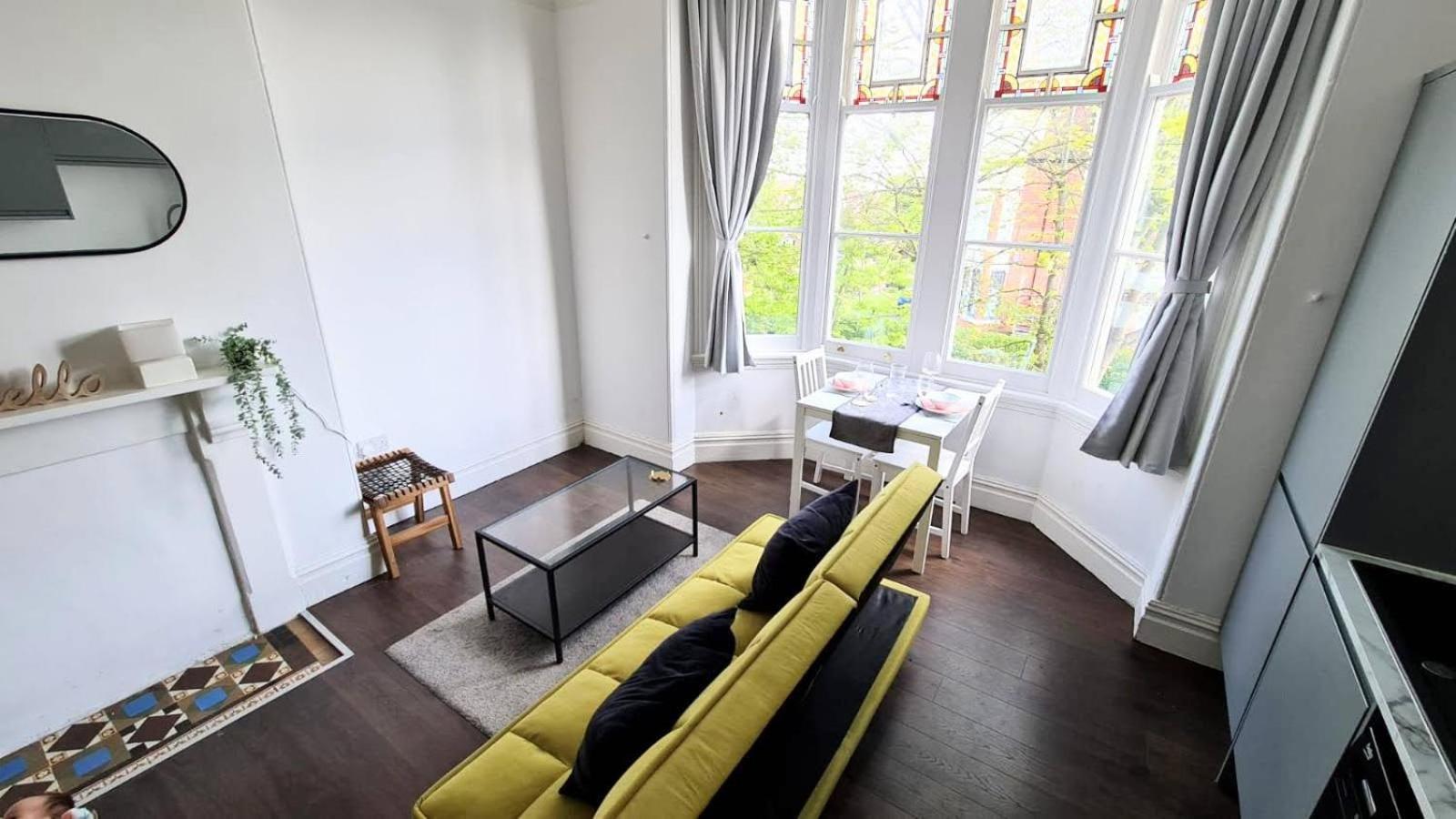 Moseley Apartments - Modern & bright 2 guests view 4