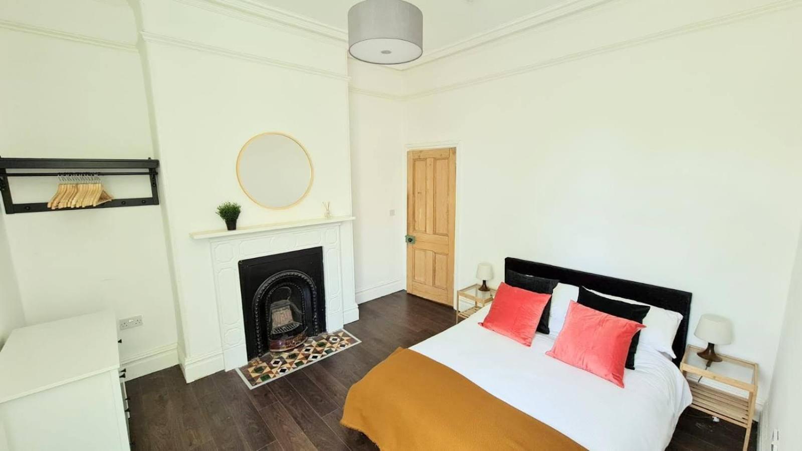 Moseley Apartments - Modern & bright 2 guests view 3