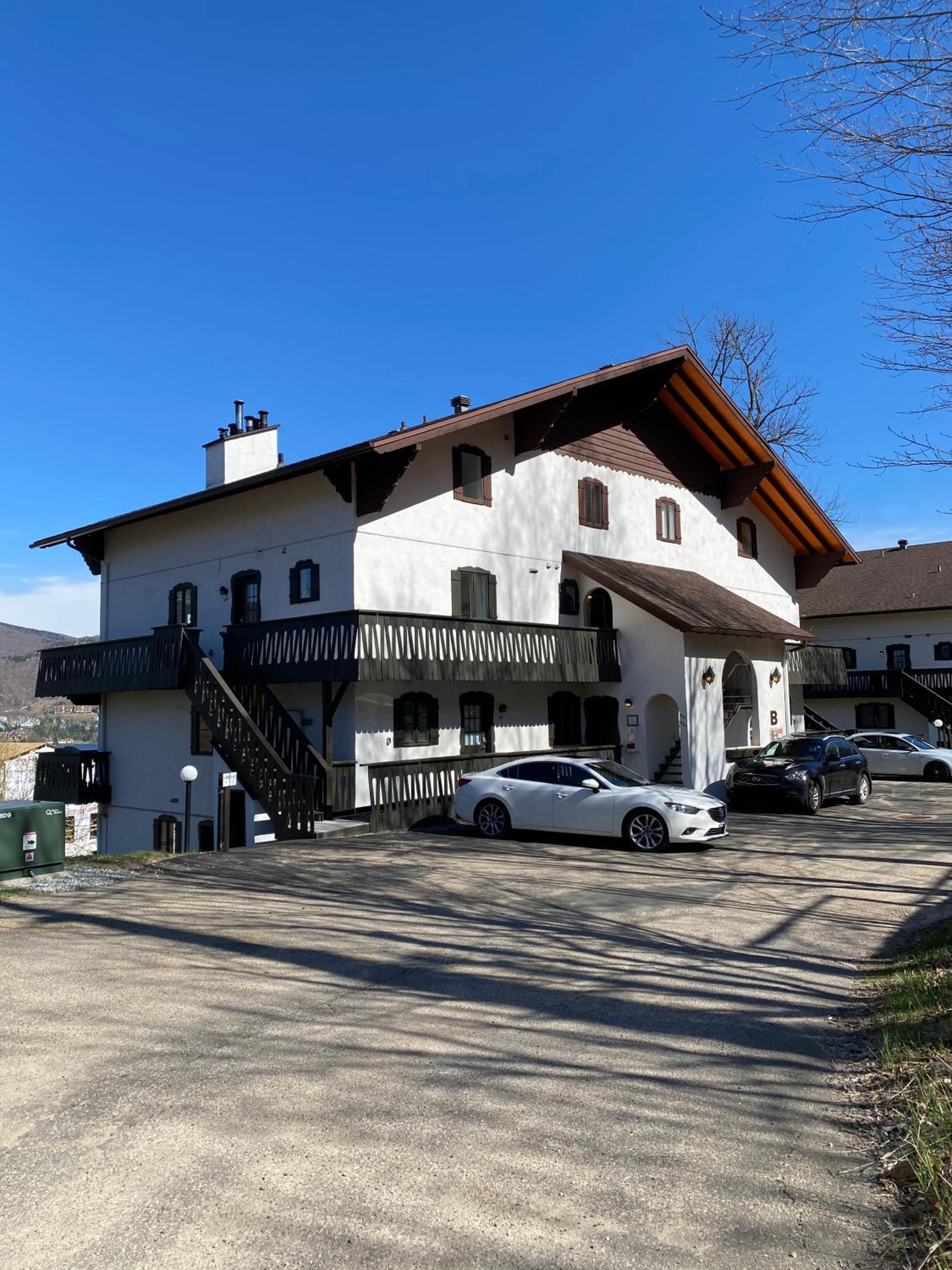 Mountain view fully renovated 6-8 people condo