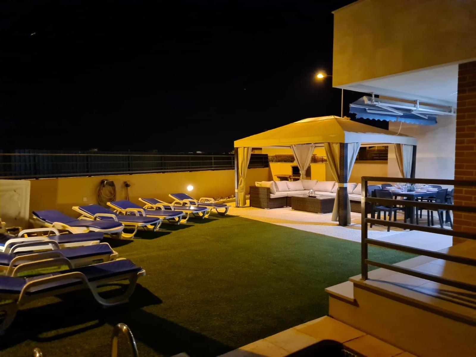 Hotel Stunning Villa With Pool