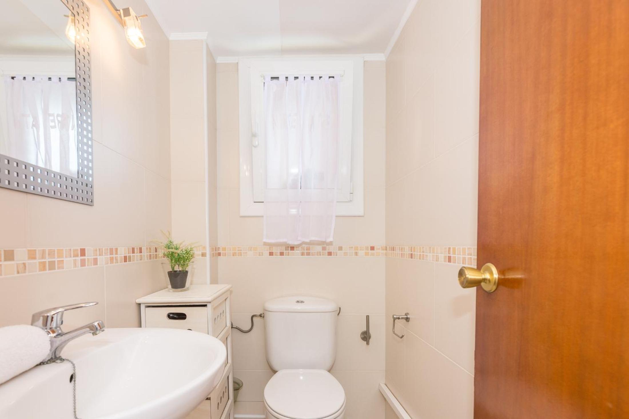 Pineda De Mar Vacations - HomeHolidaysRentals Amaral - Property Image 4