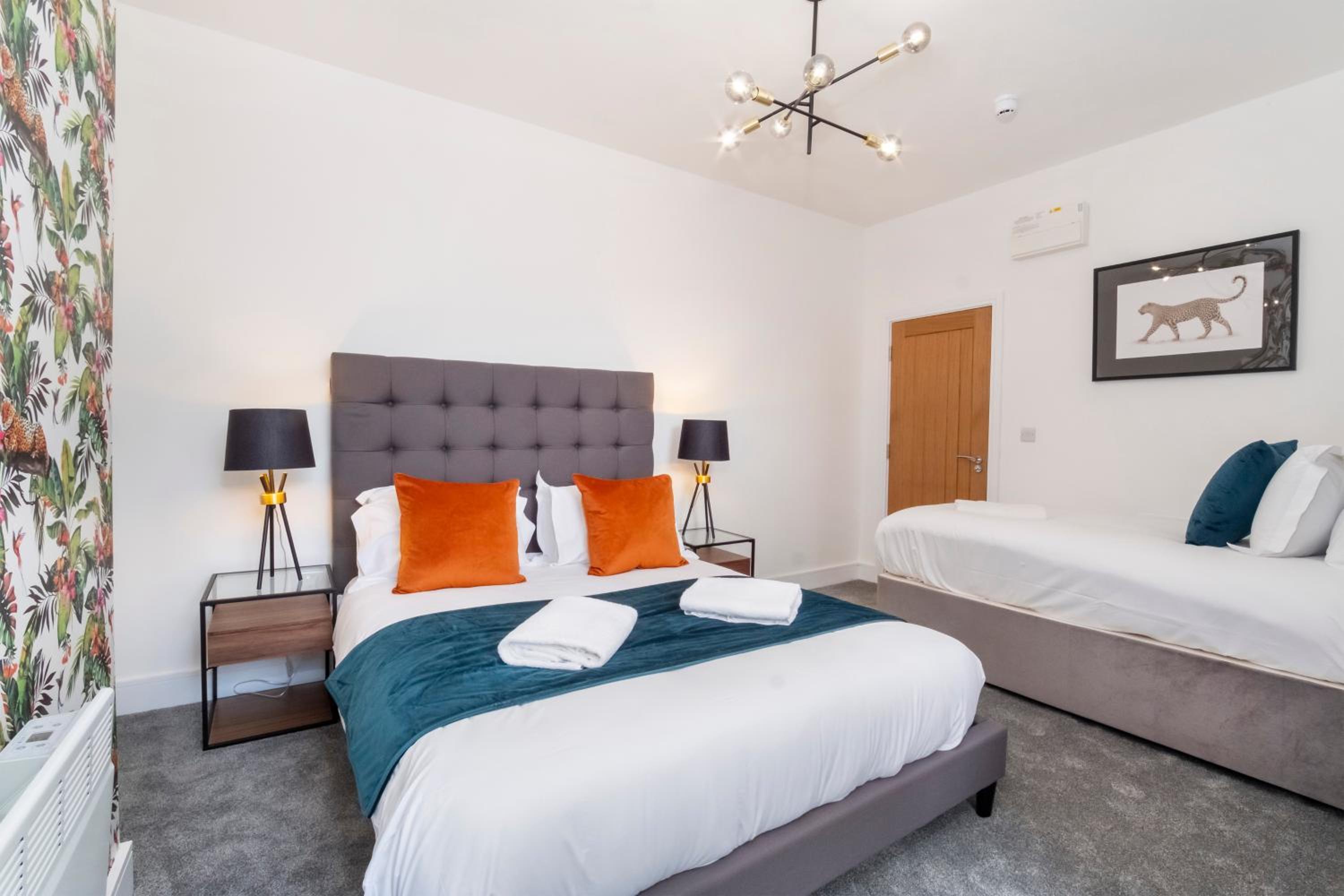 Innvigour Bespoke House with Free Parking for 3 Cars view 2
