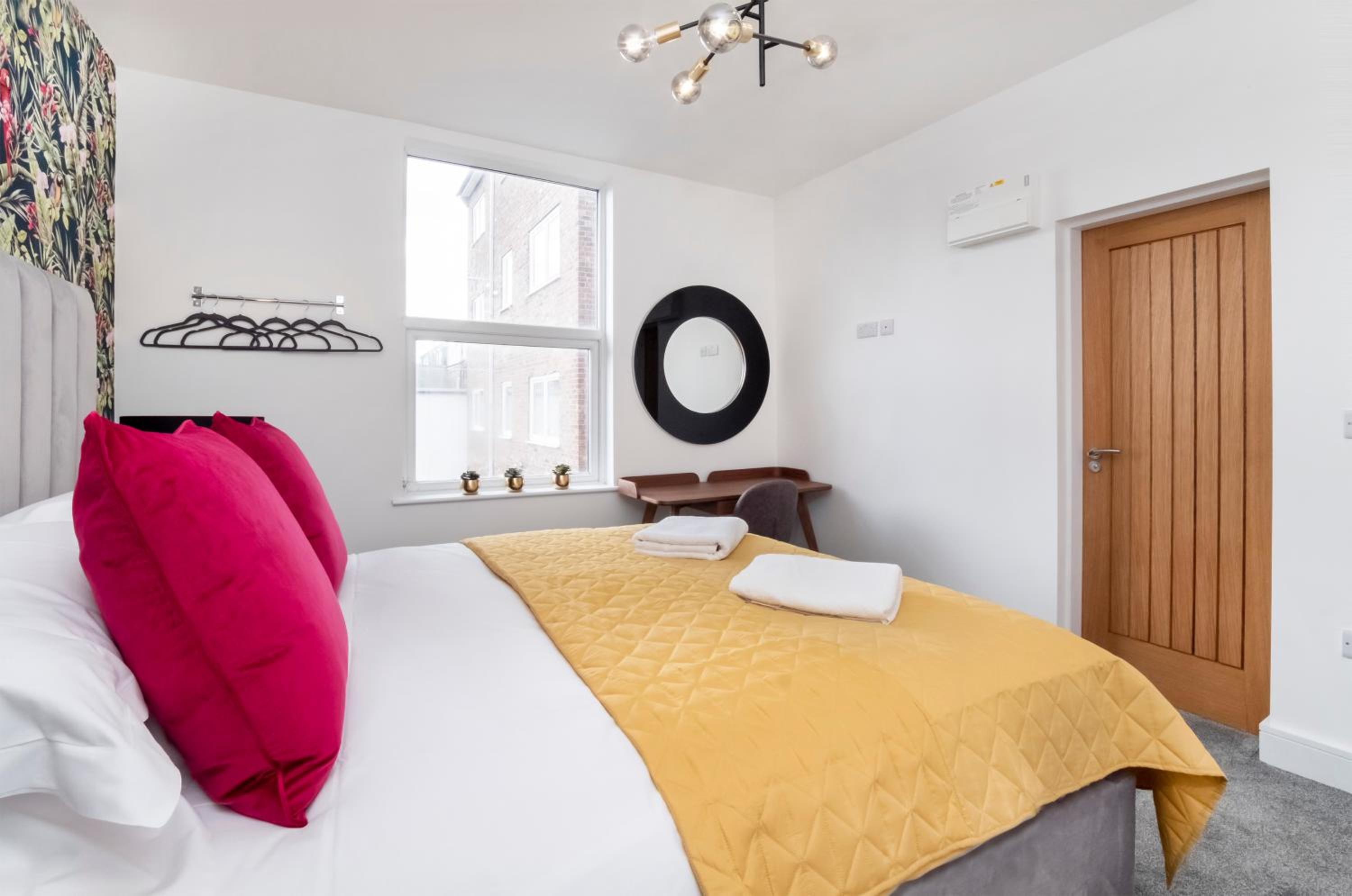 Innvigour Bespoke House with Free Parking for 3 Cars view 5