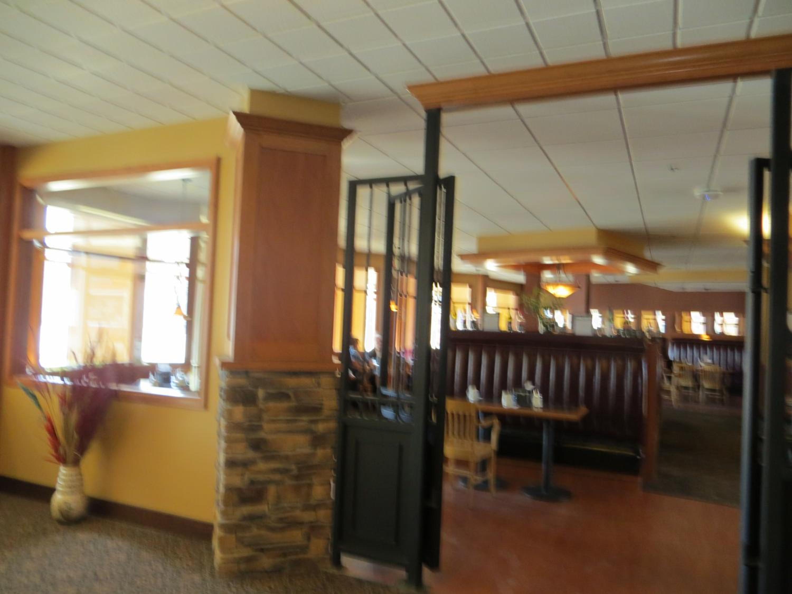 Hinton Vacations - Athabasca Valley Inn  Suites - Property Image 11