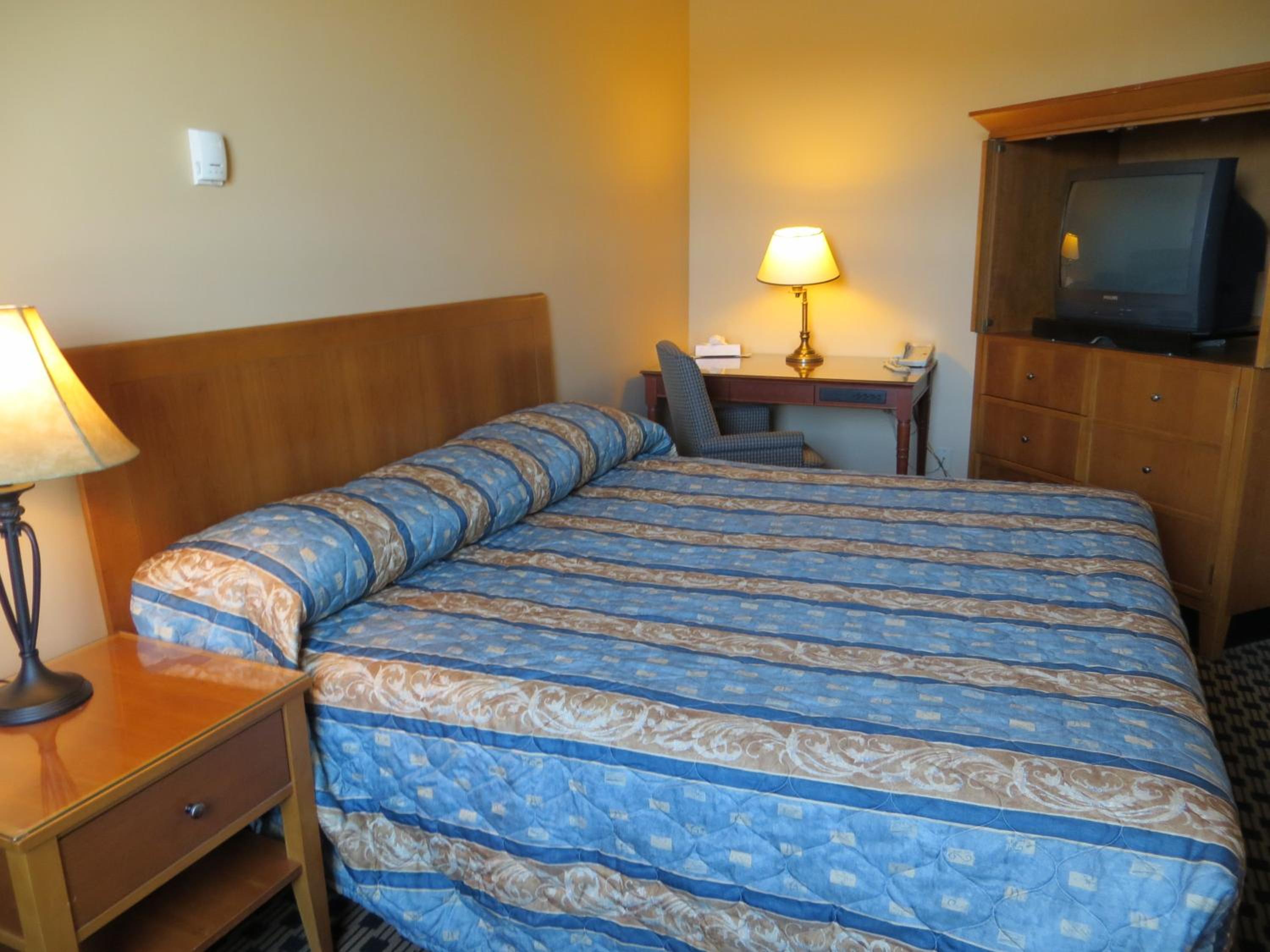 Hinton Vacations - Athabasca Valley Inn  Suites - Property Image 2