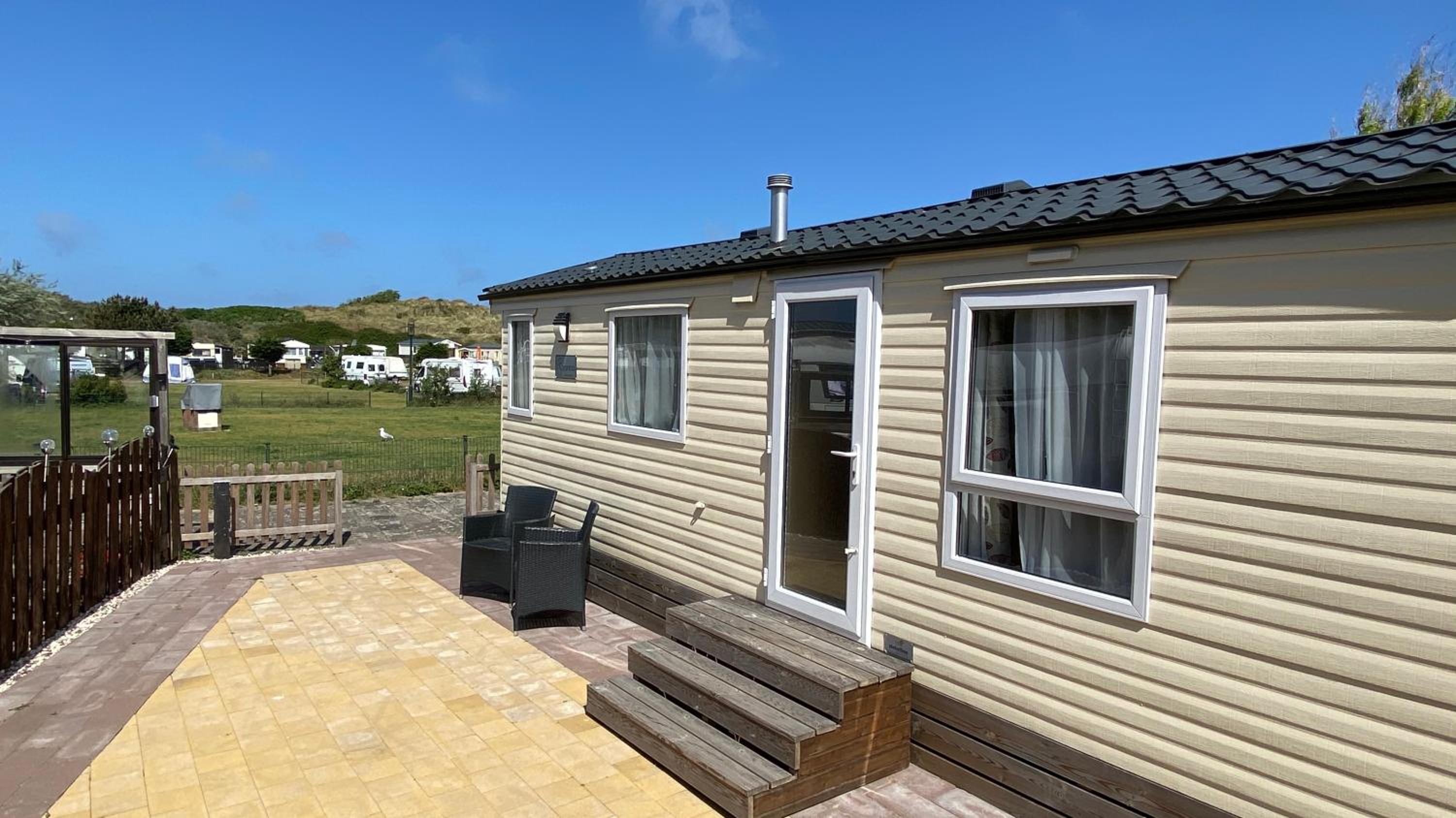 Chalet Playa direct aan zee in IJmuiden view 2