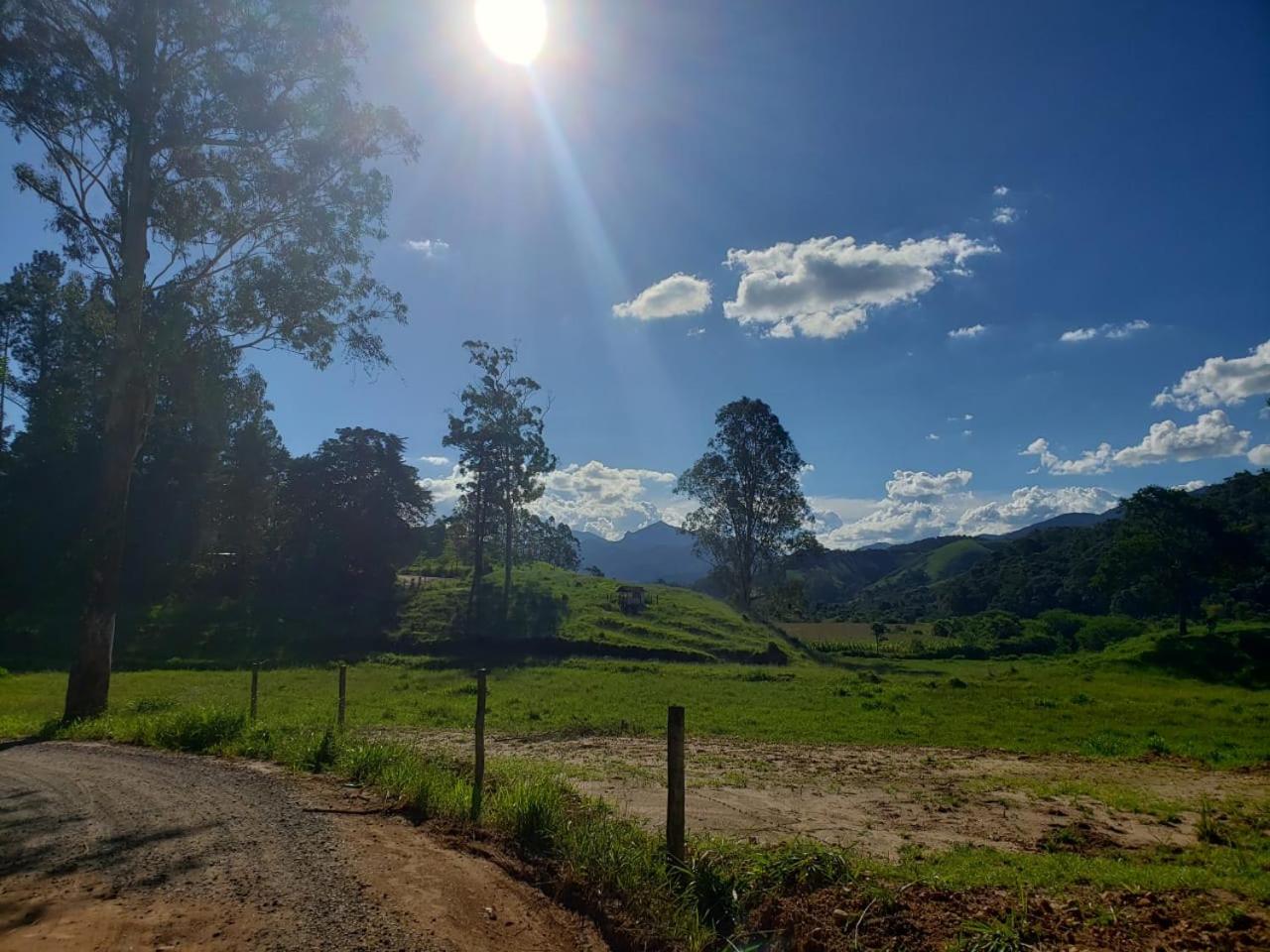 Chalés românticos com hidromassagem e lareira em área rural de visconde de Mauá Pousada Bela Helena view 4