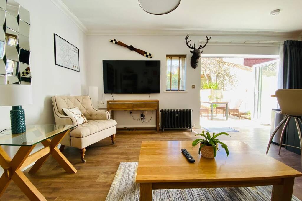 Luxury Apartment-Golden Triangle, Parking & Garden view 2