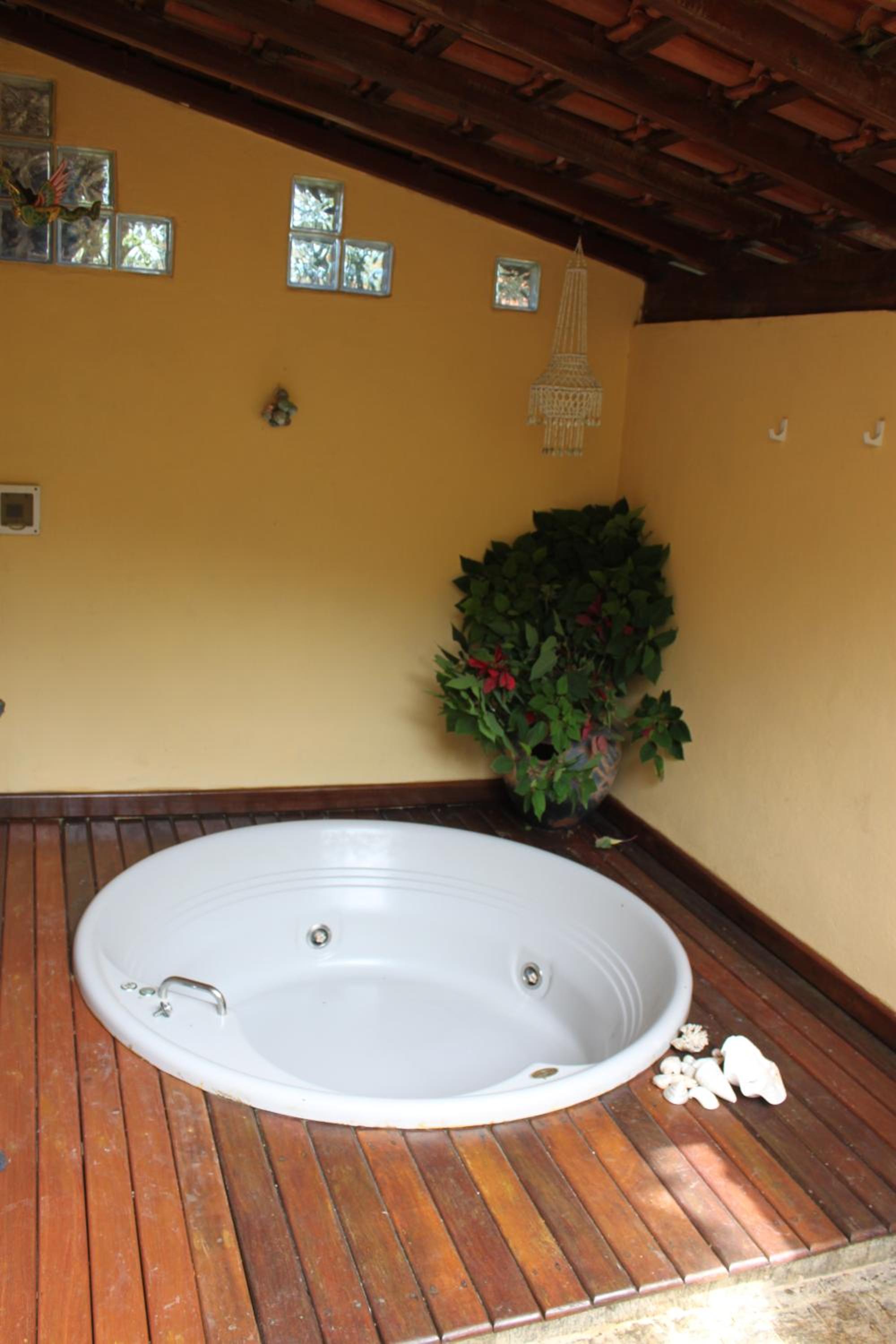 Piscina climatizada, jacuzzi e com grande área verde