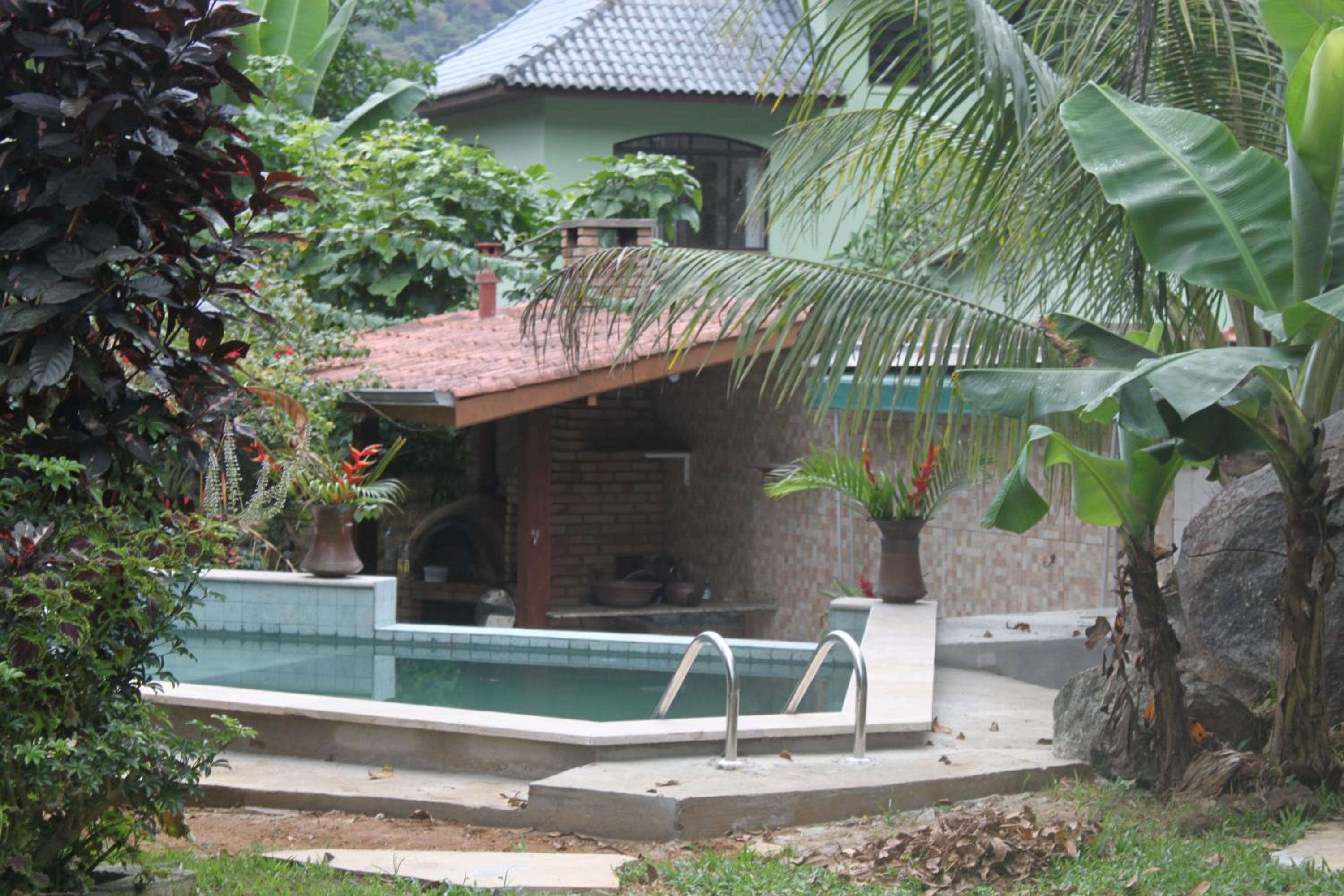 Piscina climatizada, jacuzzi e com grande área verde