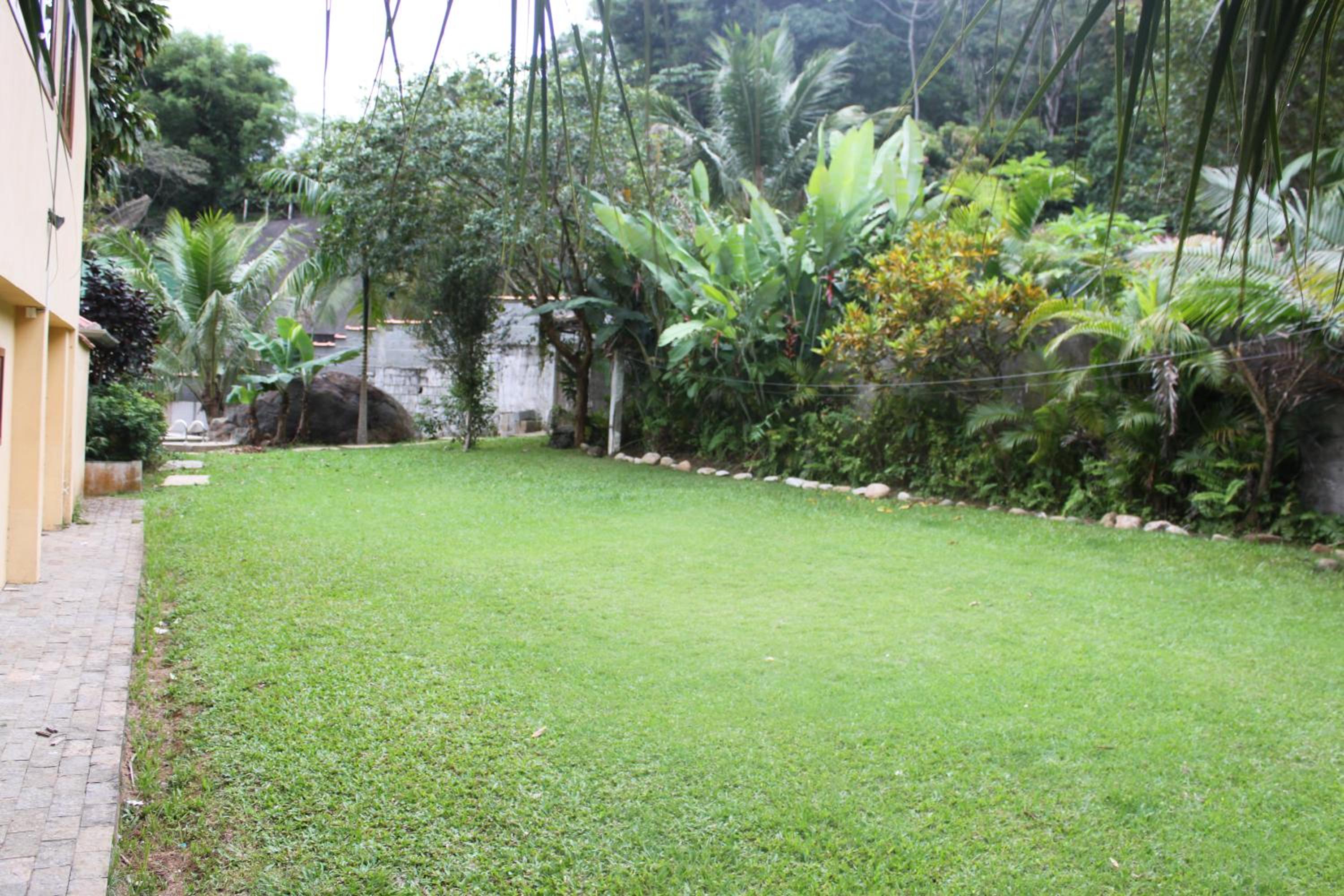 Piscina climatizada, jacuzzi e com grande área verde