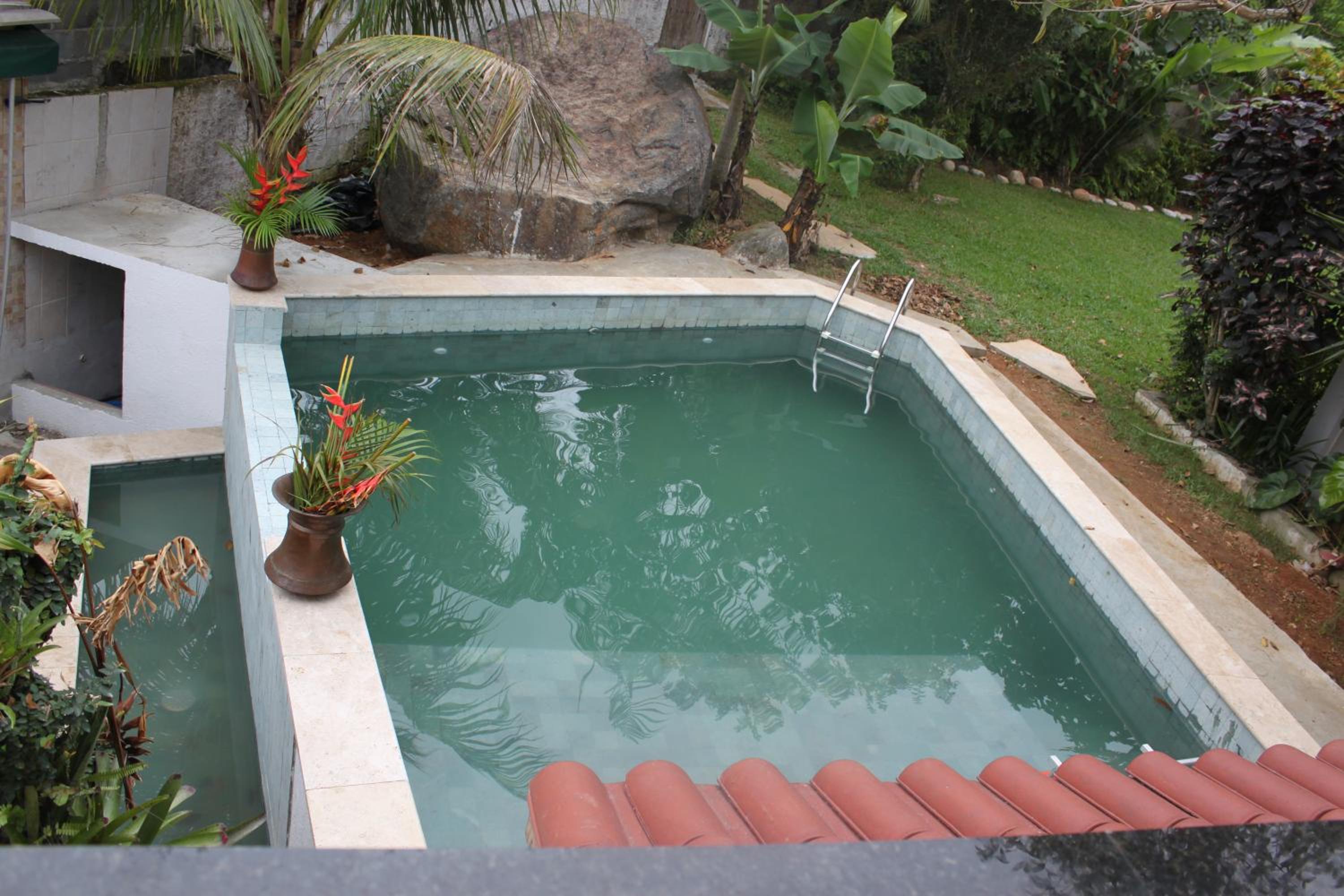 Piscina climatizada, jacuzzi e com grande área verde