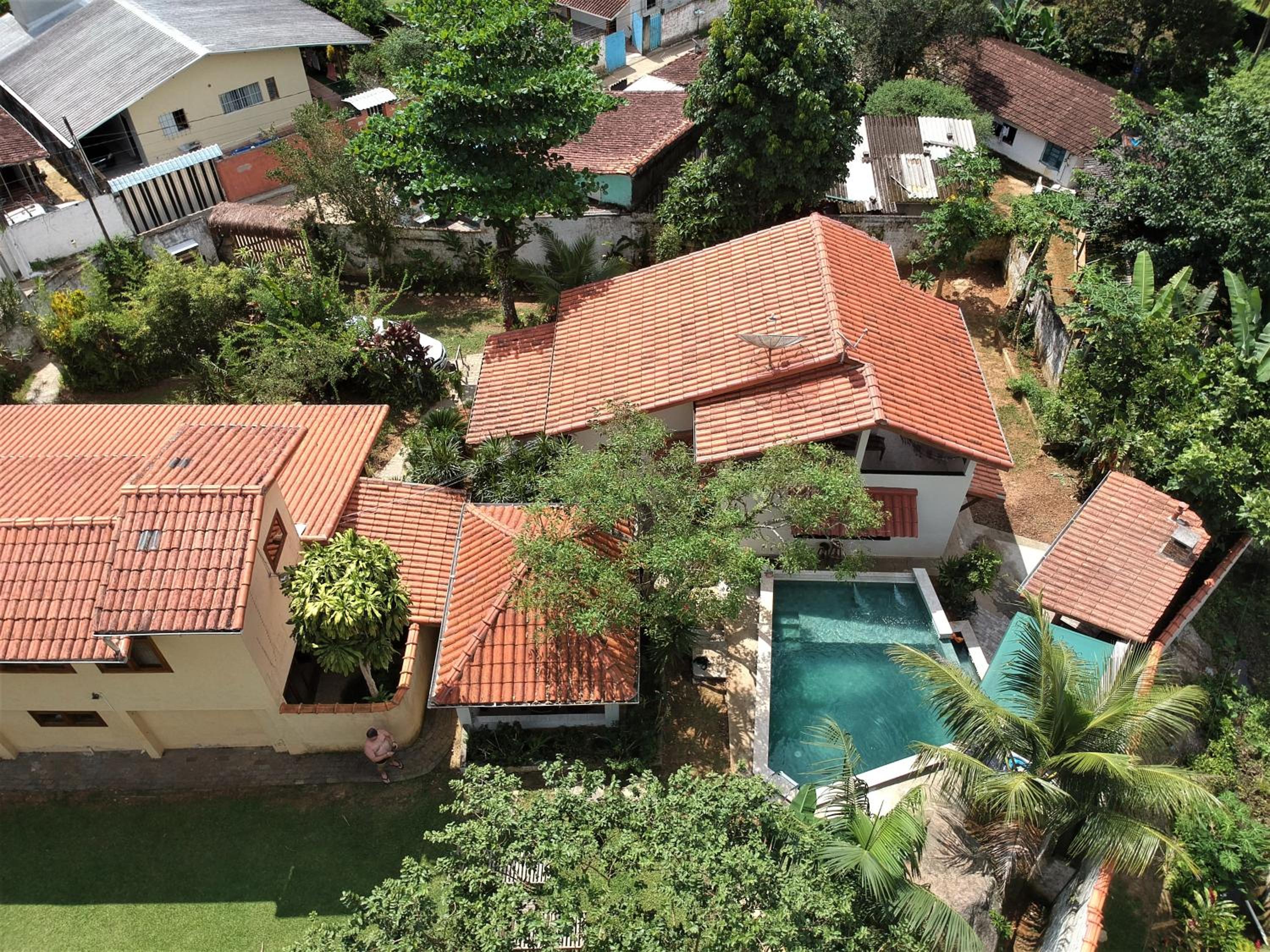 Piscina climatizada, jacuzzi e com grande área verde